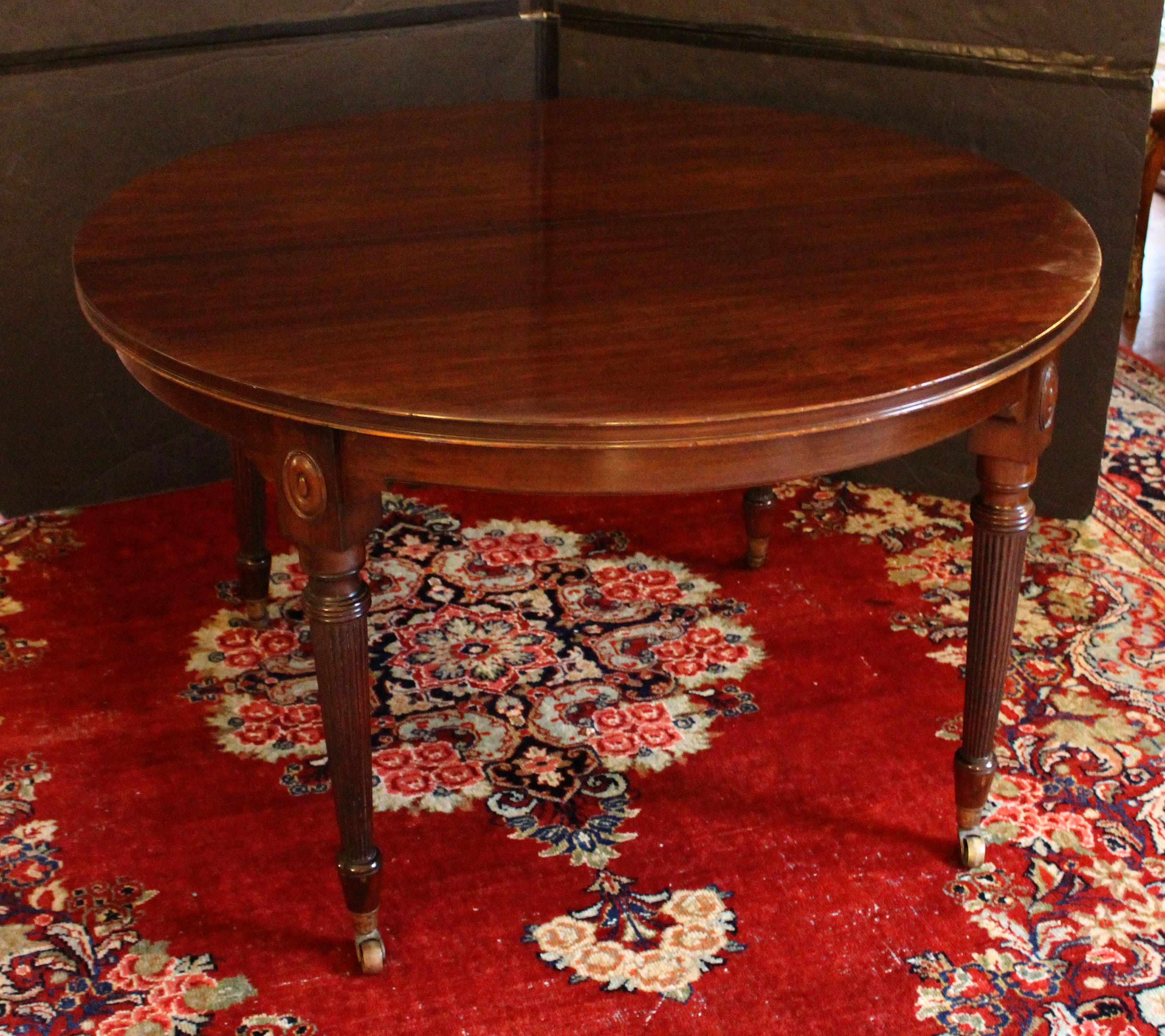 c. 1880 English Round Extending Regency Revival Dining Table Madera en venta