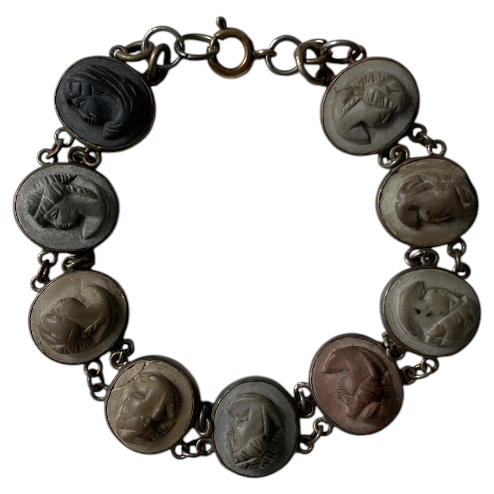 Pulsera de eslabones con camafeos de lava multicolor de estilo victoriano, de alrededor de la década de 1880, «Grand Tour» italiana
