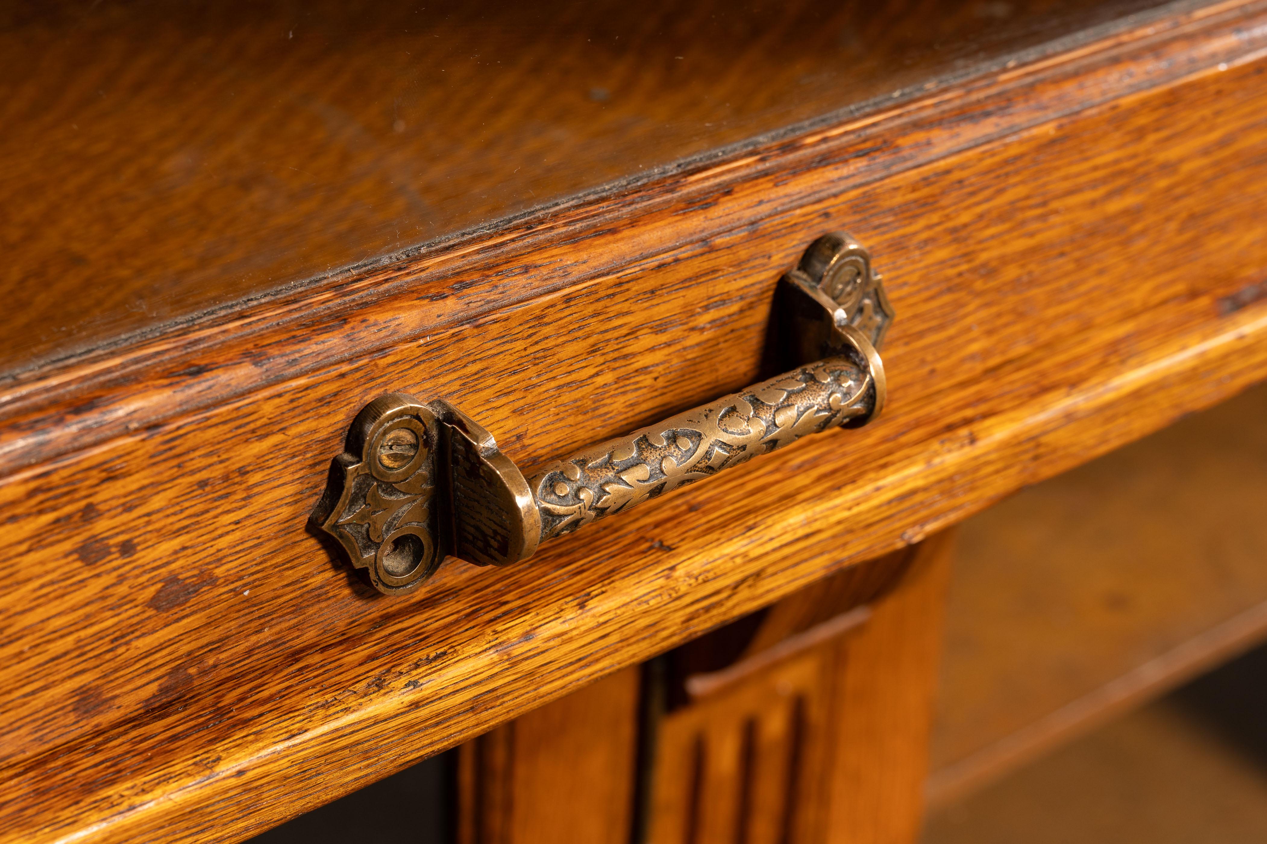 c. 1885 High Victorian Oak Jewelry Store Display Cabinet (Spätes 19. Jahrhundert) im Angebot