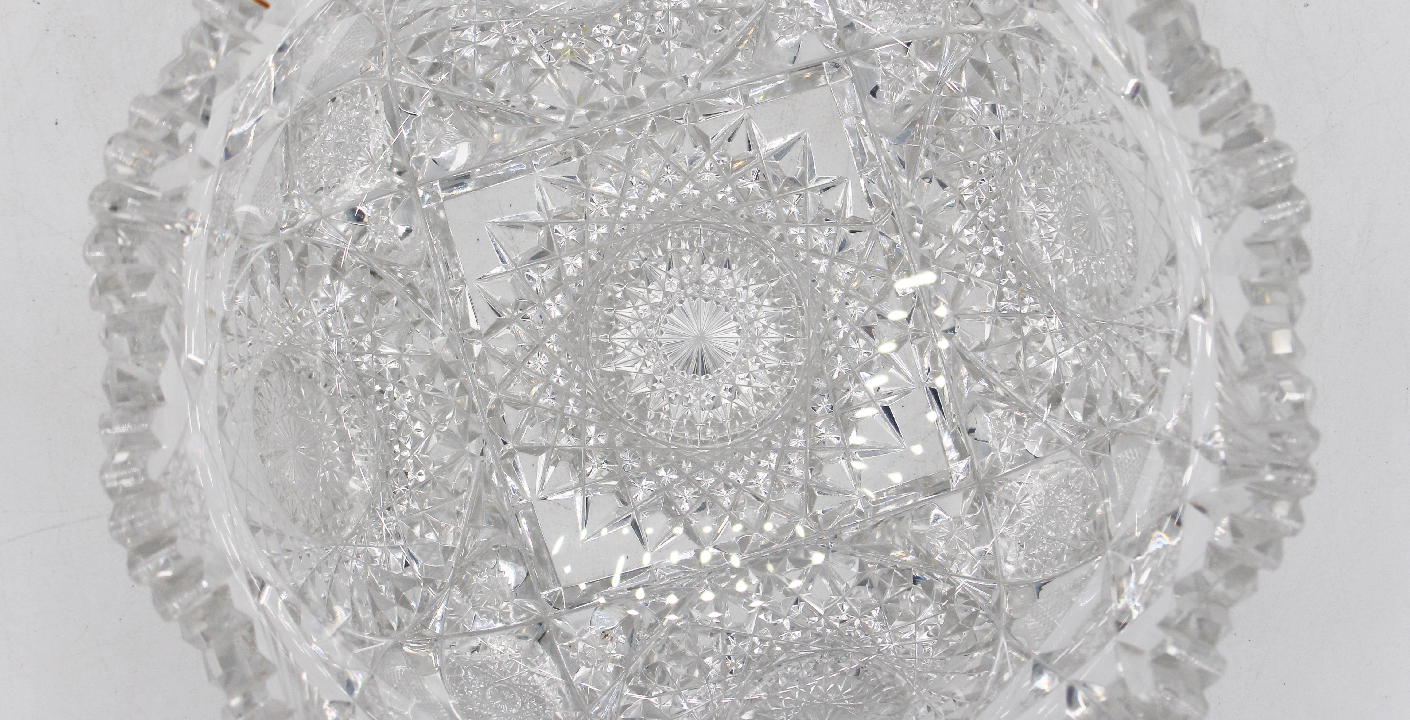 CIRCA 1890 Amerikanische Schale aus geschliffenem Glas mit Brillianten. Tief und kunstvoll geschnitten mit nahezu senkrechten Seiten. Sehr guter Zustand.
Ø 7,25