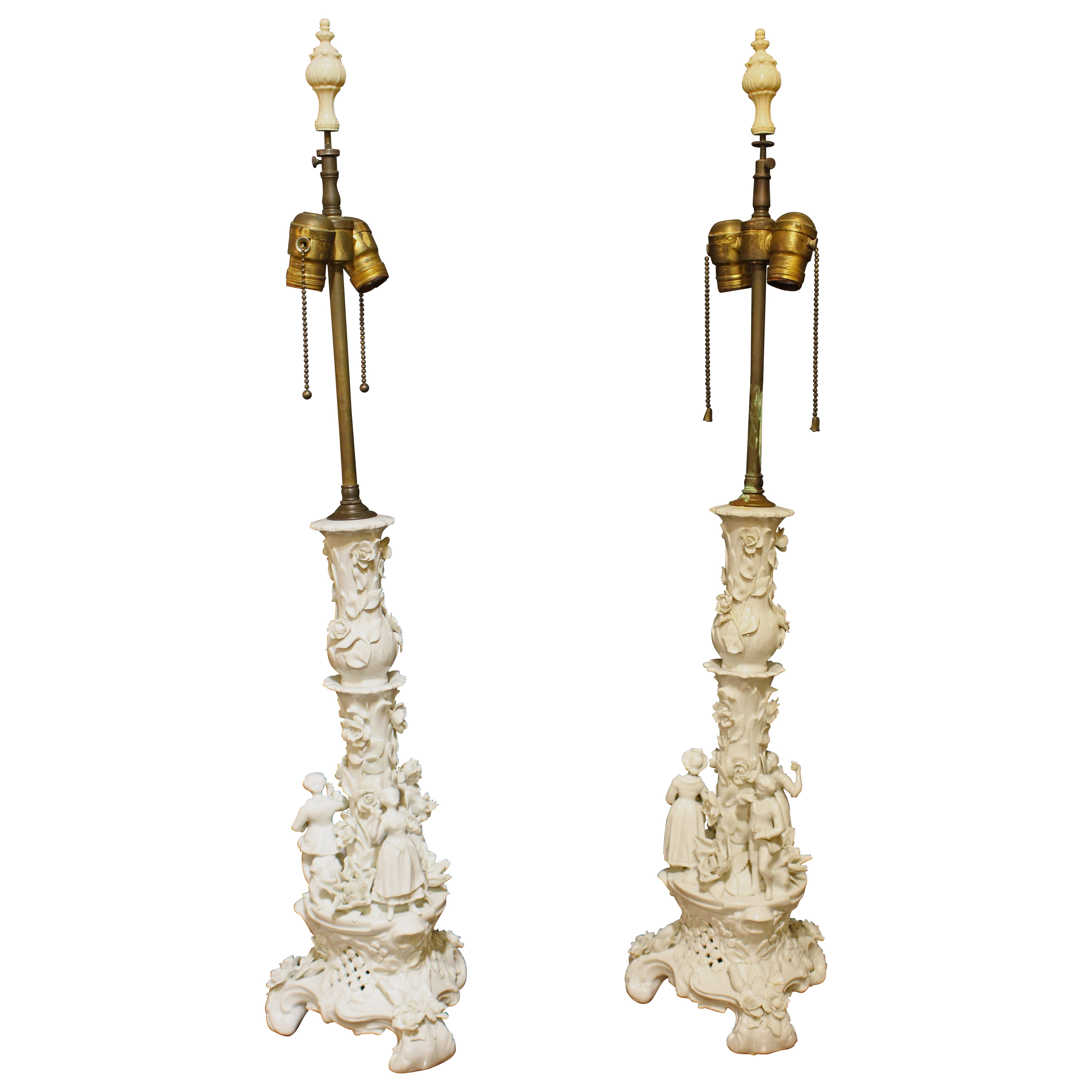 C. 1890 Pareja de lámparas de porcelana blanca de China estilo Meissen en venta