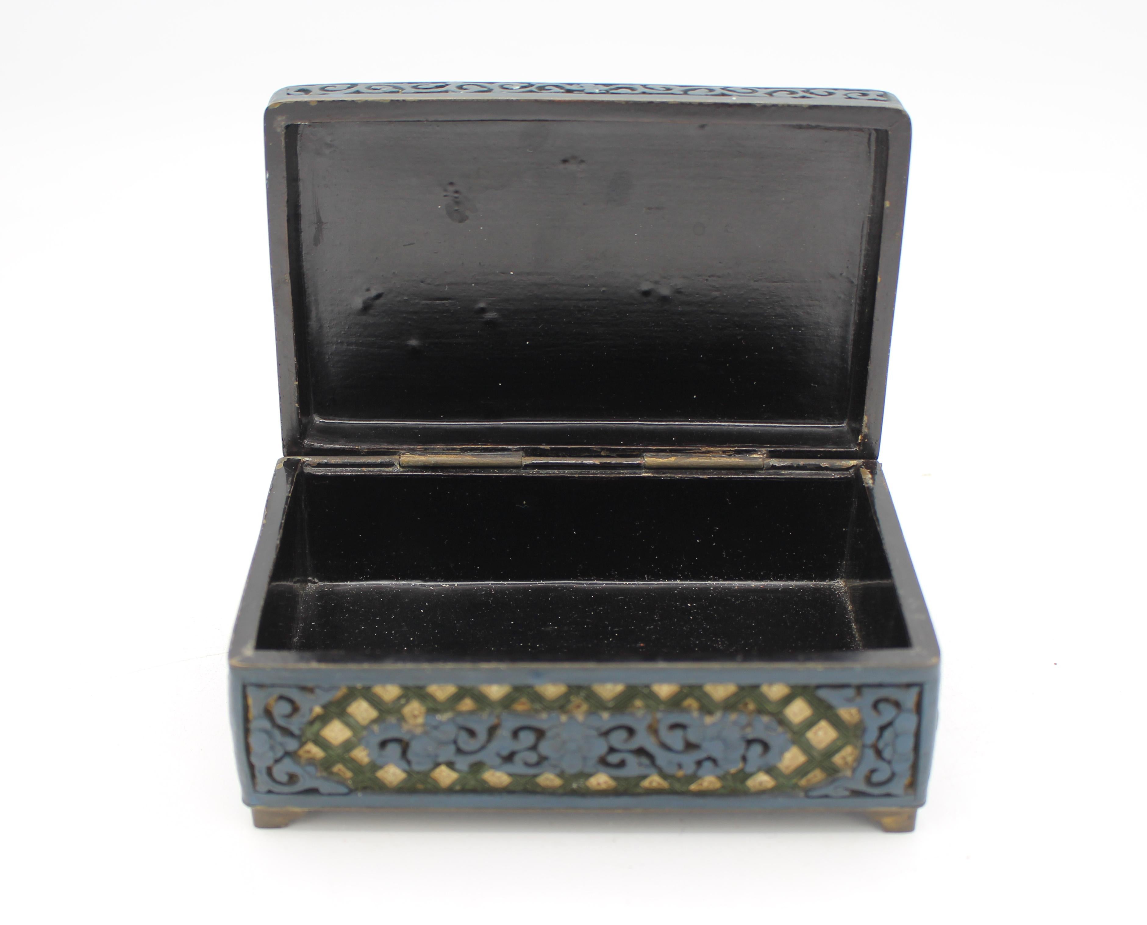Chinesisch, 1891-1911, 2-farbig applizierte geschnitzte und geformte Lackdose. Seltene 2 Farbe blau bis grün appliziert geschnitzt & geformt Lack auf Messing Körper Box auf Messing Klammer Füße erhöht. Eine Technik, die im 18. Jahrhundert entwickelt