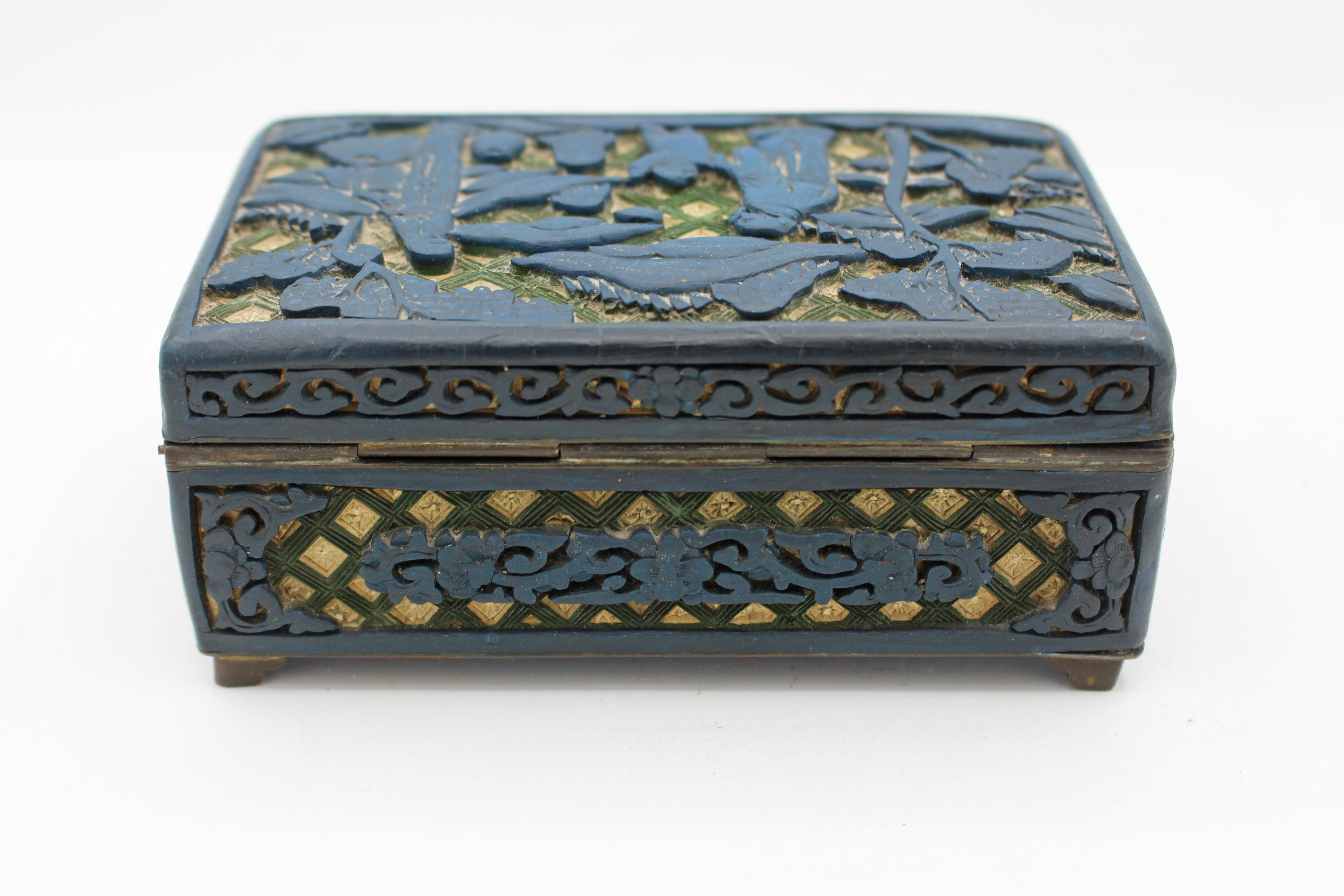 C. 1891-1911 Chinesische 2-Farben-Applikation geschnitzt & geformte Lackdose im Zustand „Gut“ im Angebot in Chapel Hill, NC