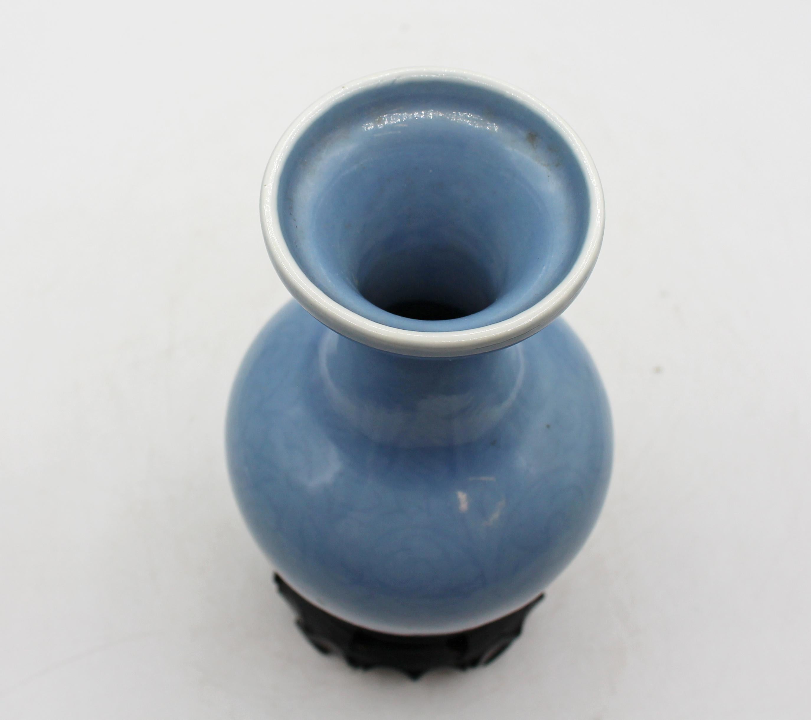 Chinois C. 1891-1911 Vase à glaçure Claire-De-Lune en porcelaine chinoise bleu clair en vente