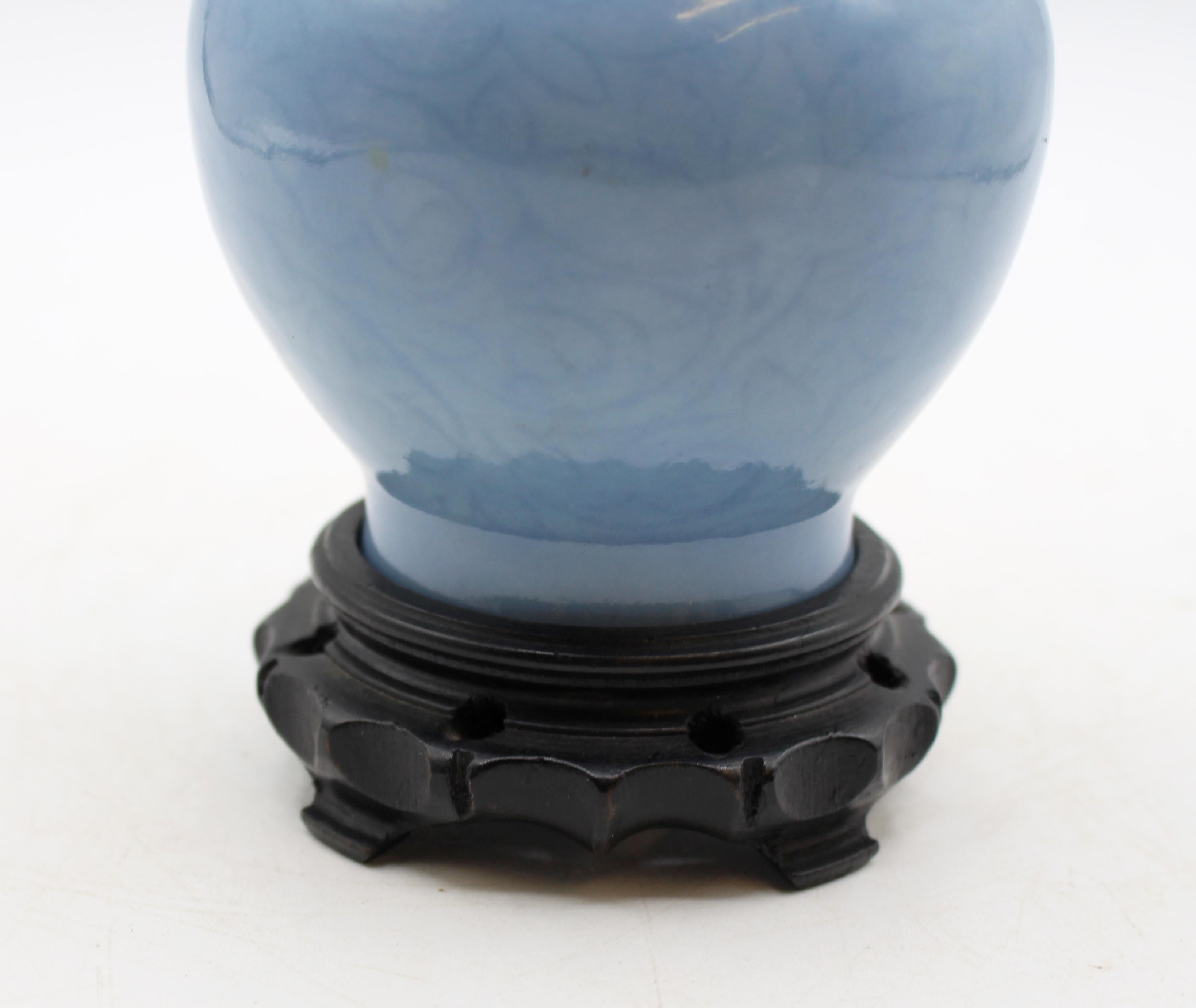 Vernissé C. 1891-1911 Vase à glaçure Claire-De-Lune en porcelaine chinoise bleu clair en vente
