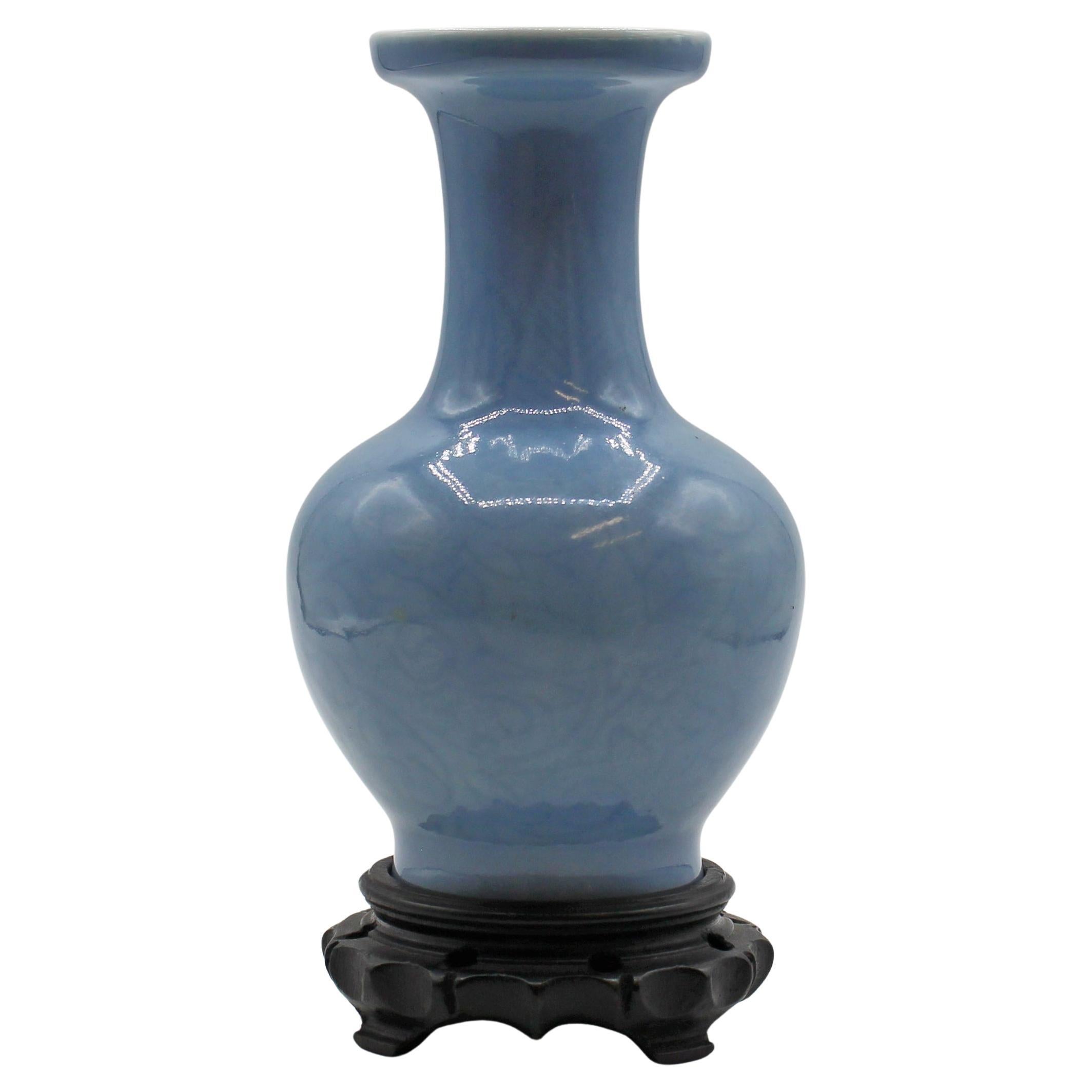 C. 1891-1911 Vase à glaçure Claire-De-Lune en porcelaine chinoise bleu clair en vente
