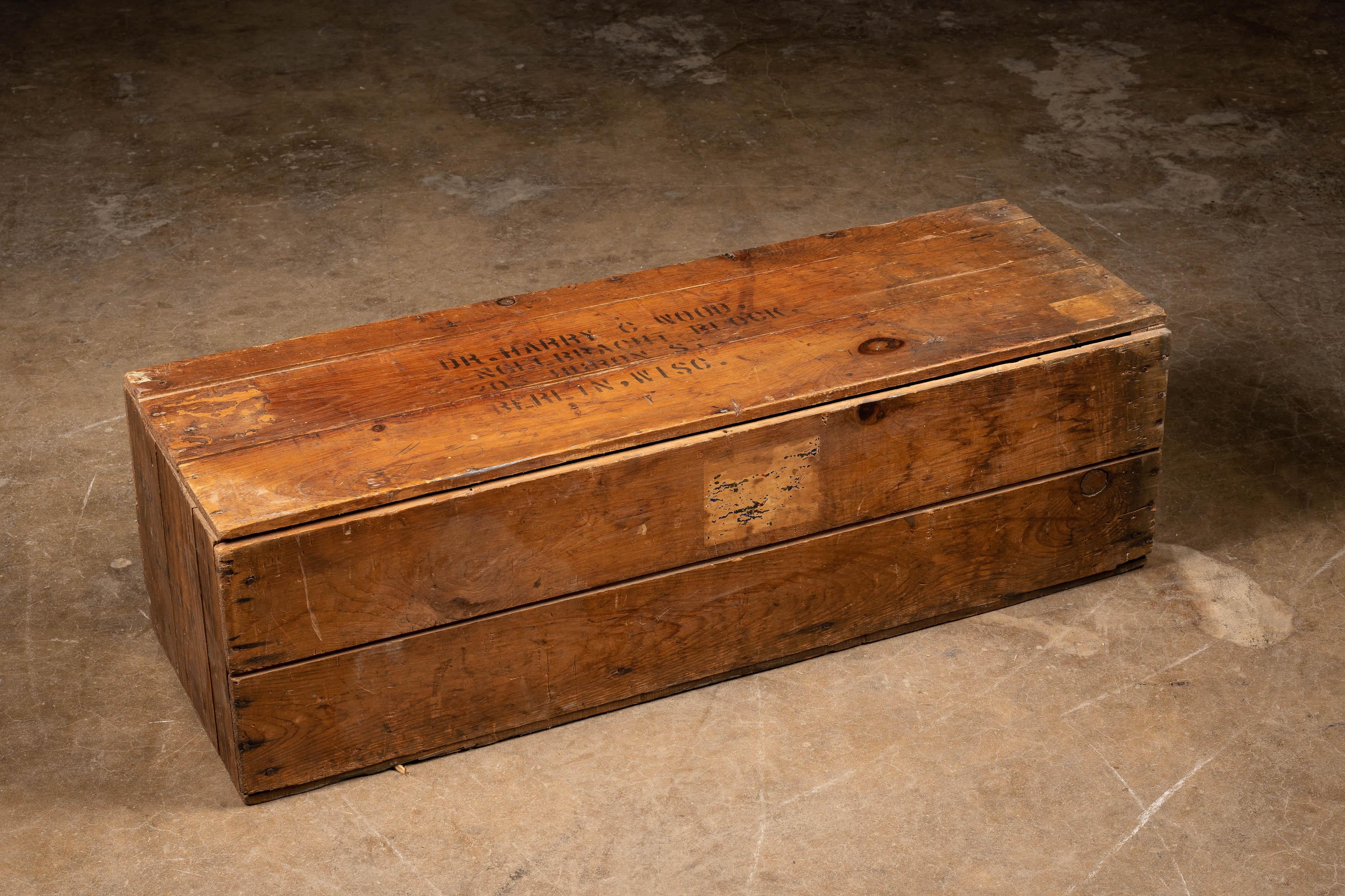 Questo pezzo immacolato e incredibilmente raro di storia dell'odontoiatria proviene dallo studio del Dr. Harry Wood, un tempo situato al 205 di Huron Street a Berlin, WI. Questo set completo di trapano dentale è completo di tutto, compreso il