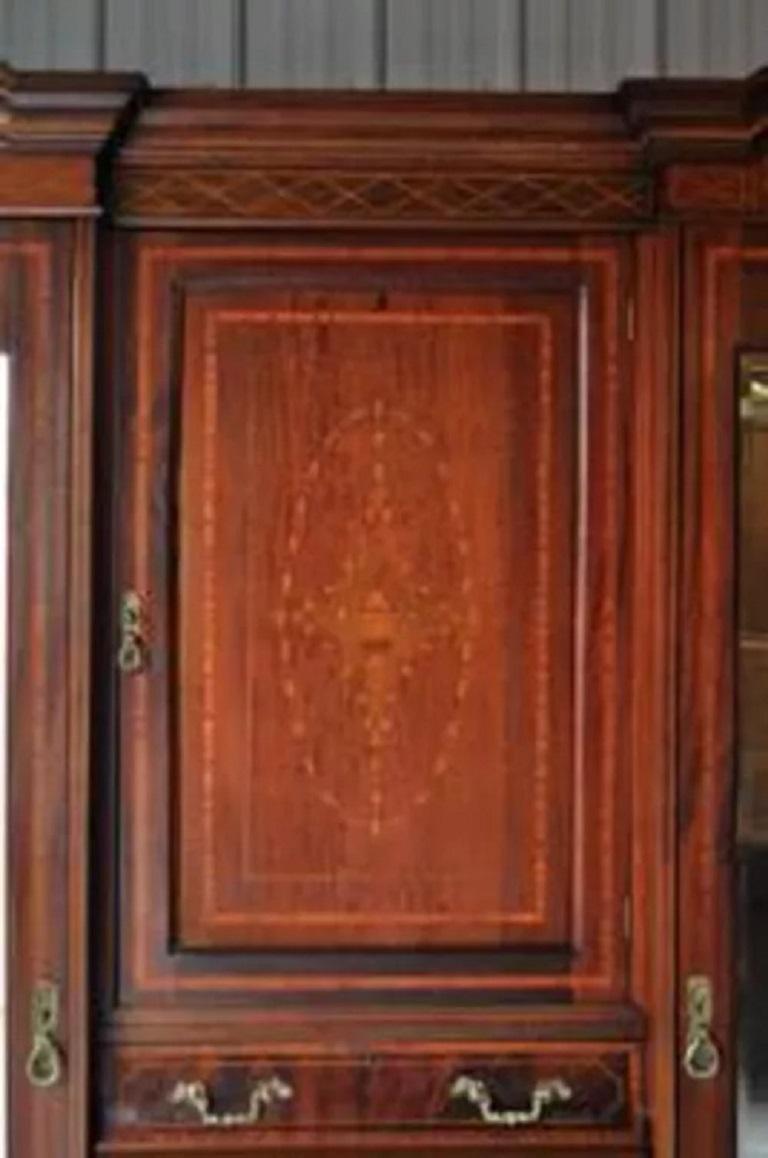 C. 1900 Antiguo armario eduardiano de caoba tallada con incrustaciones de estilo francés Eduardiano en venta