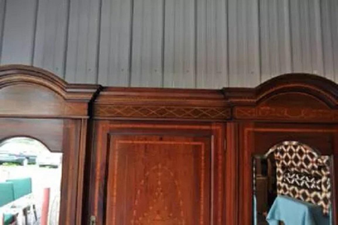 C. 1900 Antiguo armario eduardiano de caoba tallada con incrustaciones de estilo francés principios del siglo XX en venta