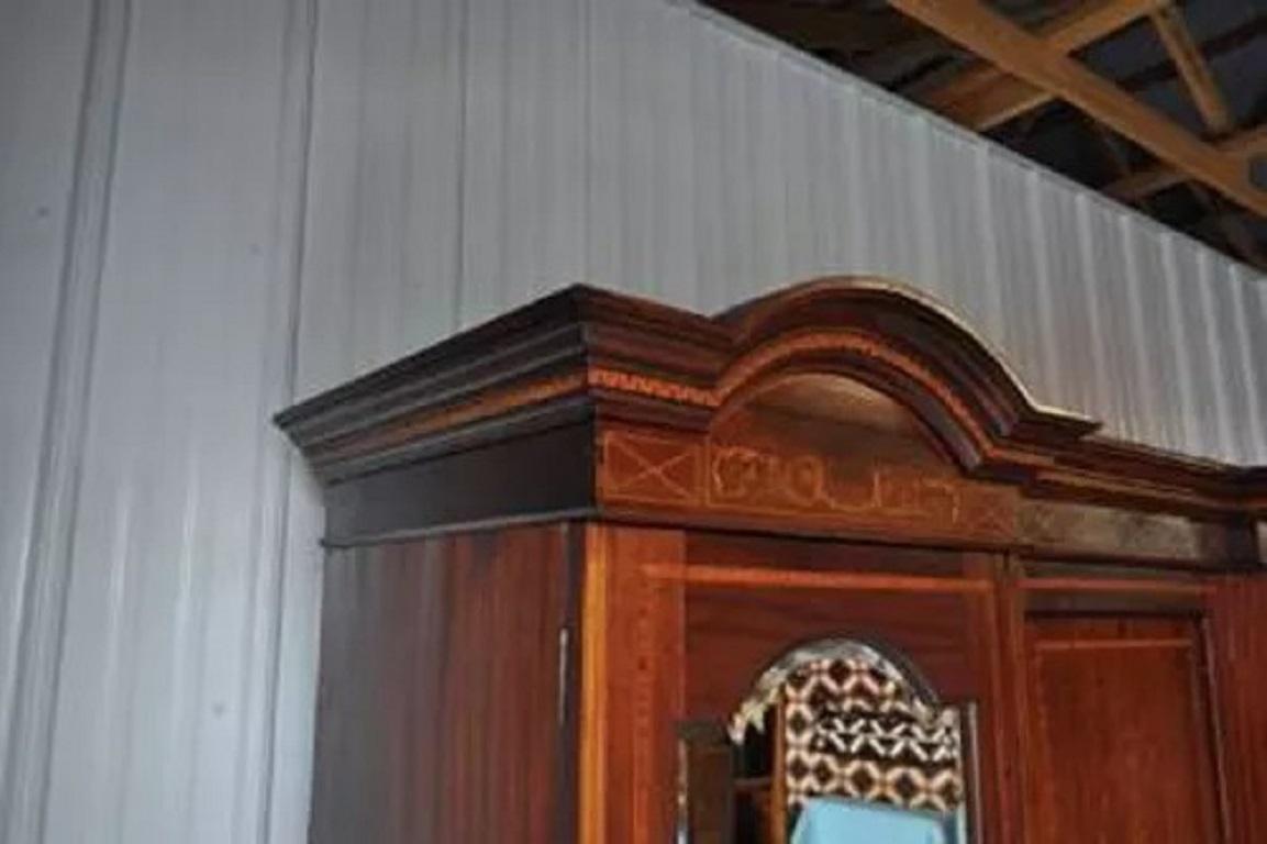 C. 1900 Antiguo armario eduardiano de caoba tallada con incrustaciones de estilo francés Caoba en venta