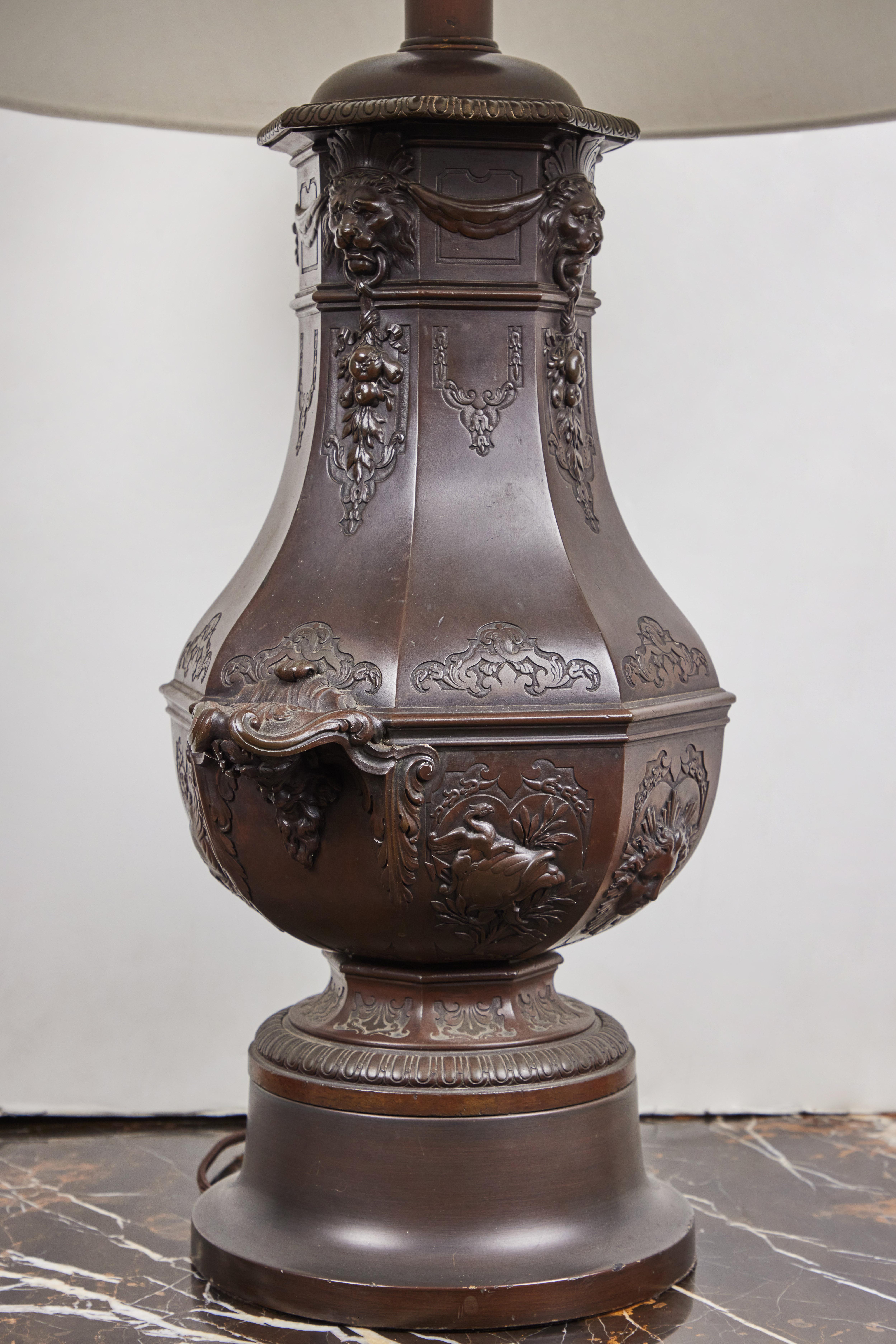 Bronze-Tischlampe, um 1900 (Gegossen) im Angebot