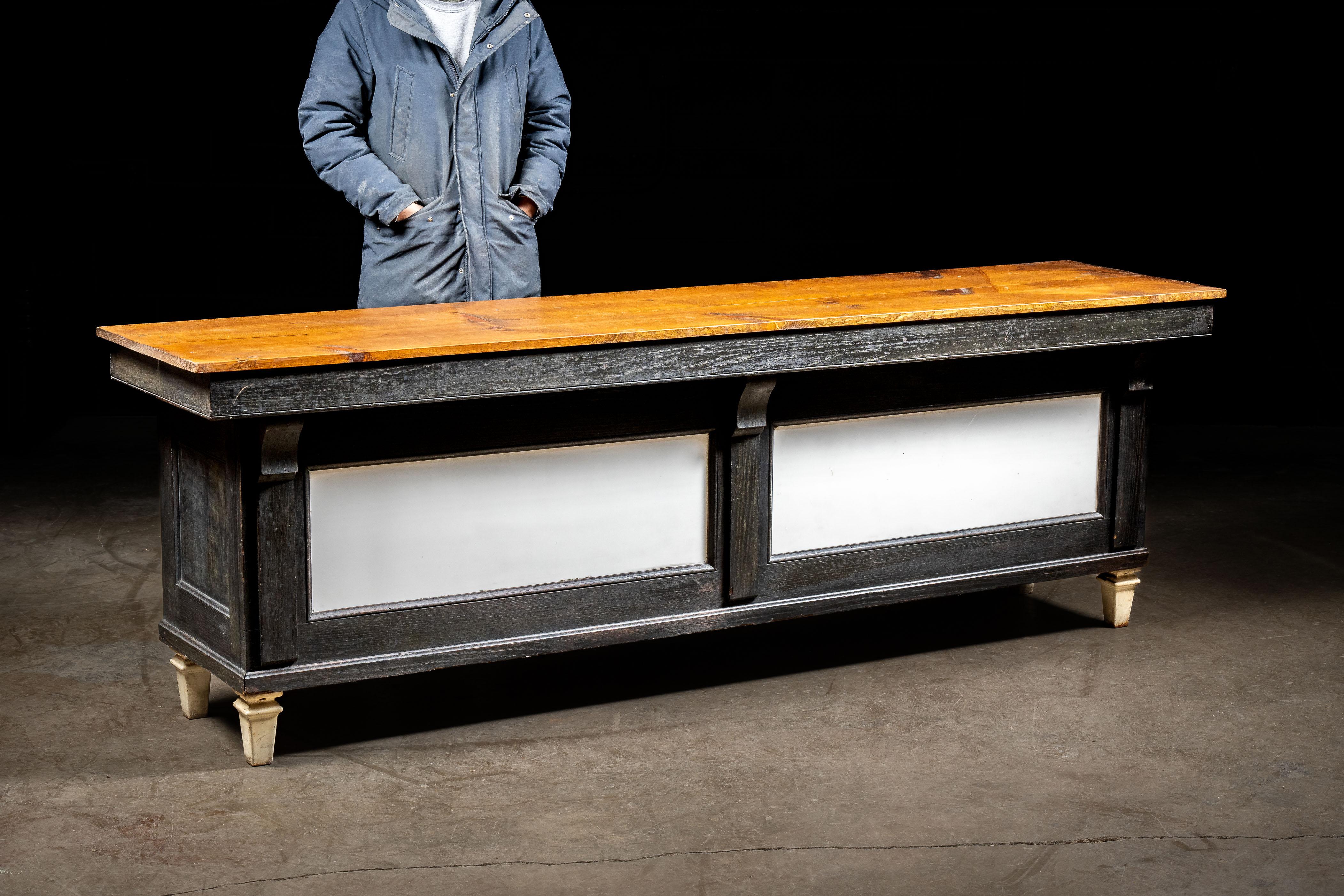 Eine antike amerikanische Fleischertheke mit großen Milchglasscheiben und Holzblockplatte.

Dieses Stück, das wahrscheinlich von ähnlichen Stücken von Bromann inspiriert wurde, hat eine wunderschöne Butcher-Block-Platte, von der man annimmt, dass