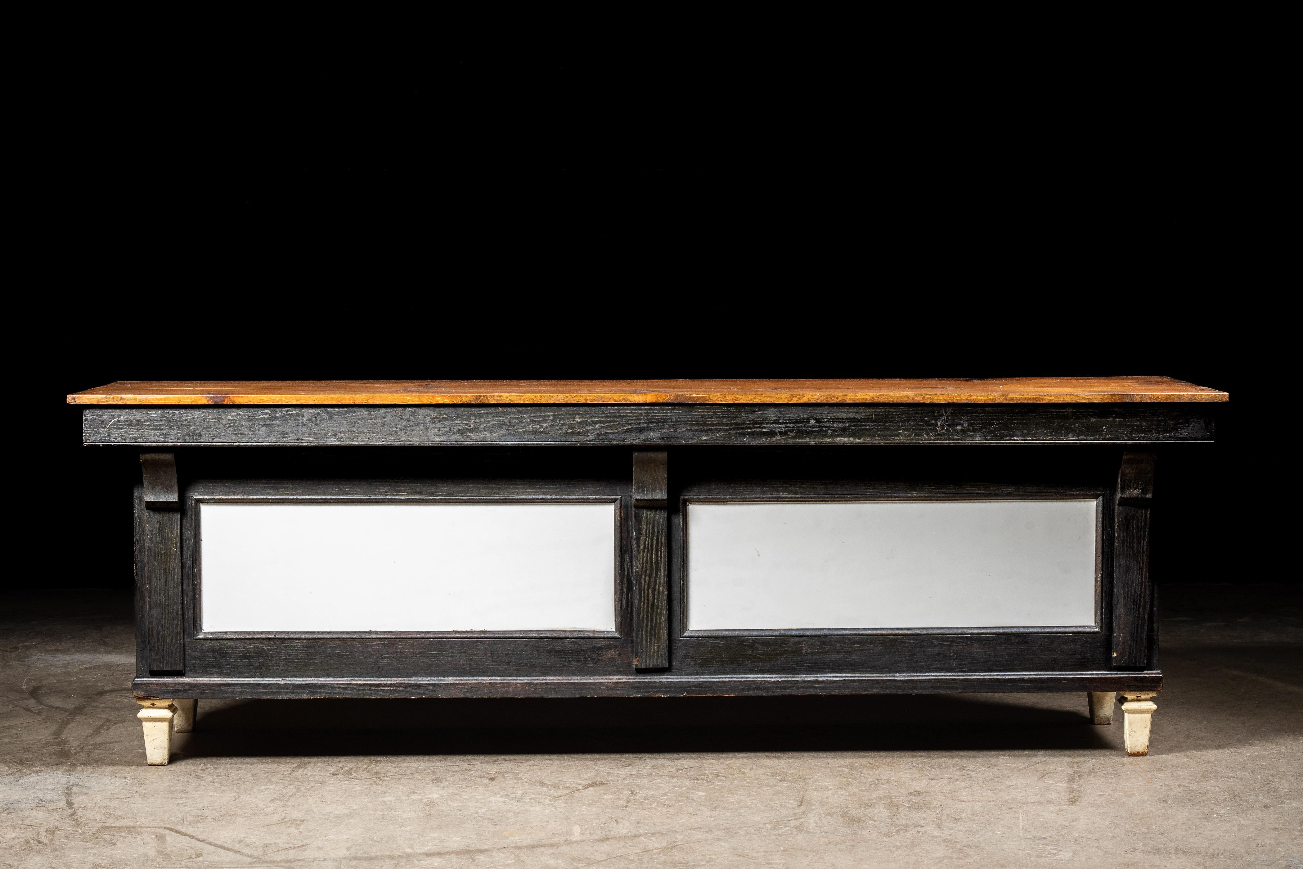 c. 1900 Fleischereitheke mit Milchglasscheiben (amerikanisch) im Angebot