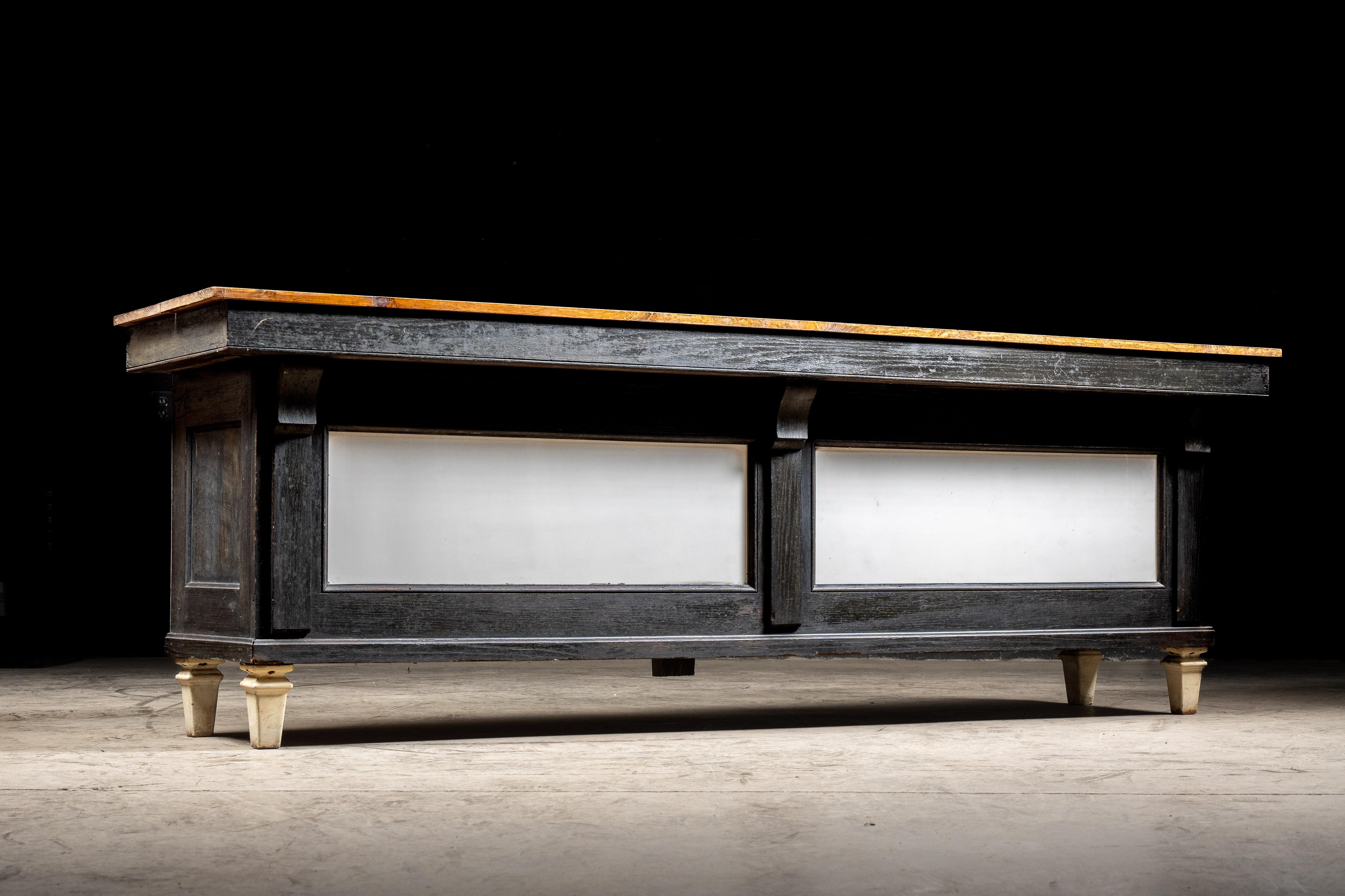 c. 1900 Fleischereitheke mit Milchglasscheiben im Zustand „Gut“ im Angebot in Dekalb, IL