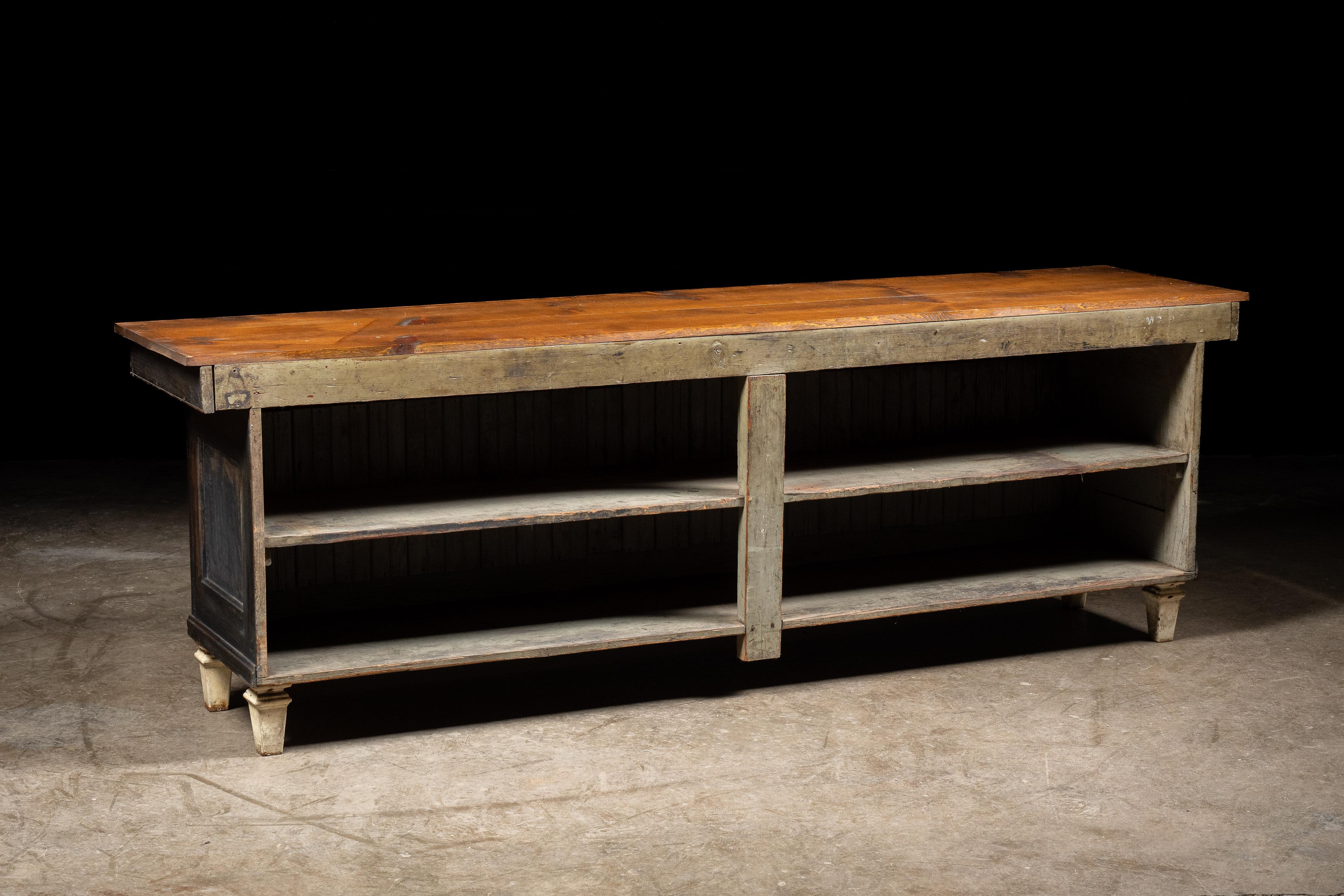 c. 1900 Fleischereitheke mit Milchglasscheiben im Angebot 1