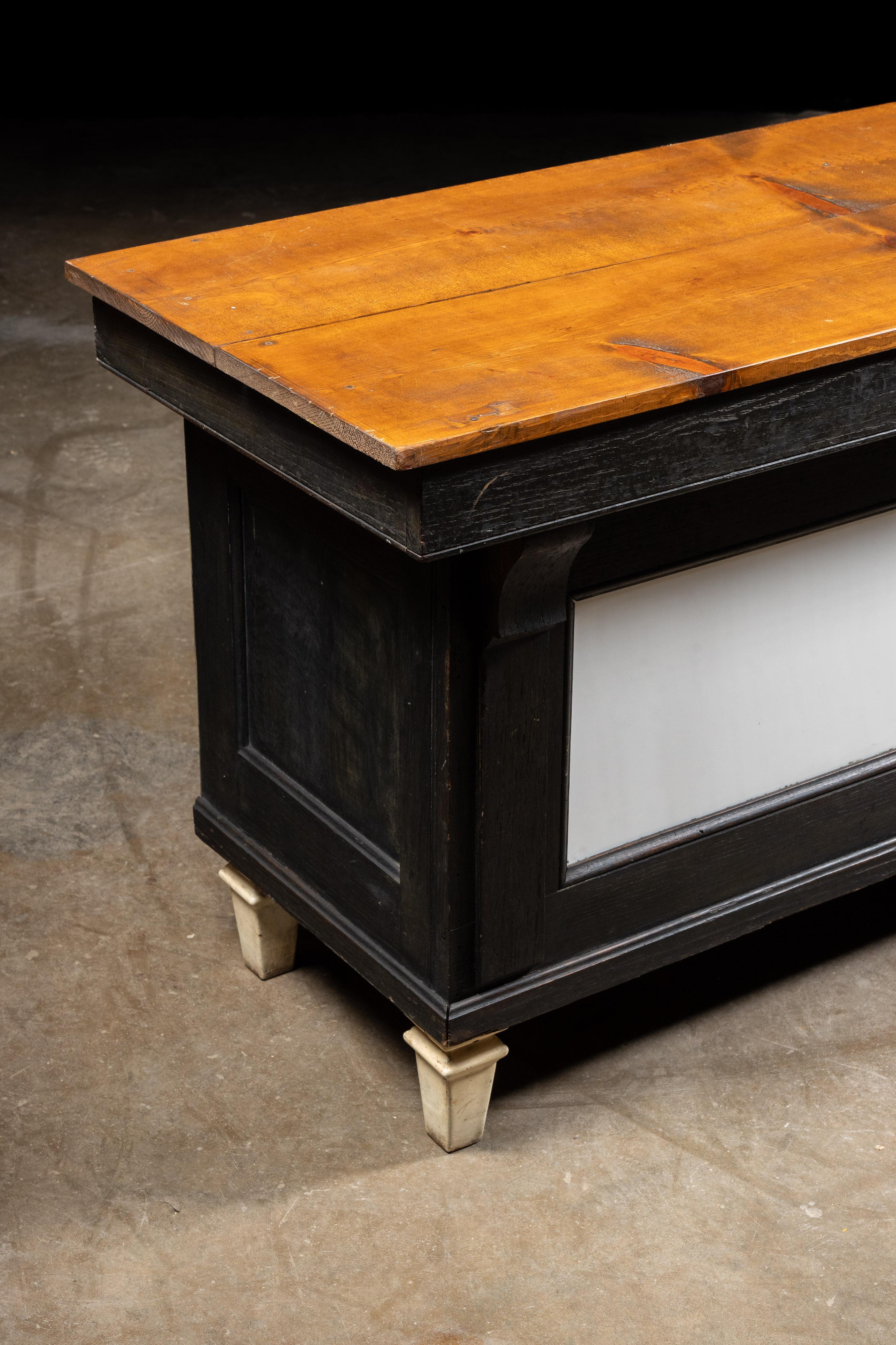 c. 1900 Fleischereitheke mit Milchglasscheiben im Angebot 2