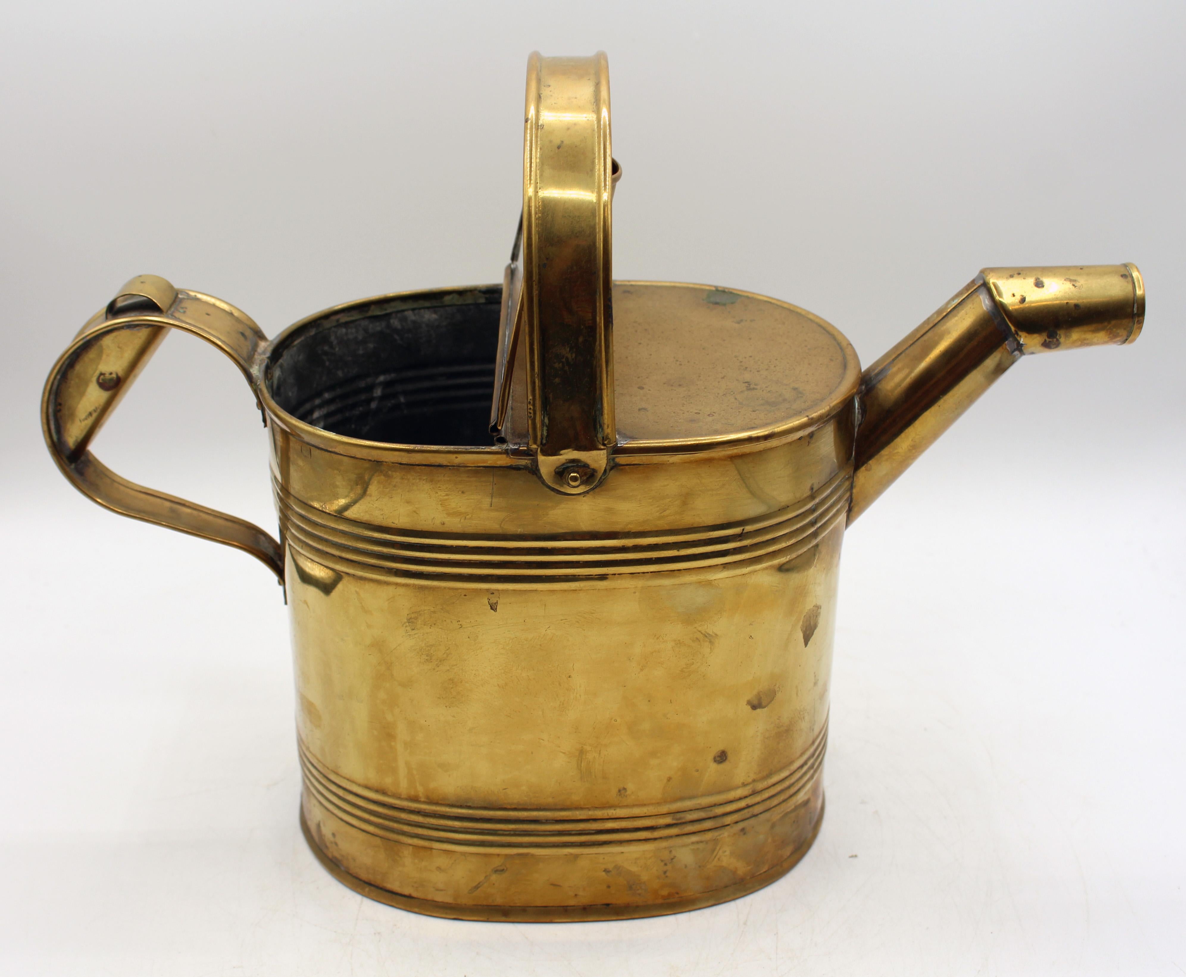 Circa 1900 brass watering can by Williams & Son, Worcester, UK. Size 6. The 6 pint size was used extensively in gardens, country estates, etc. Distinguished by double reeded decorative bands. Copper pin on one side of lid missing.
13 5/8