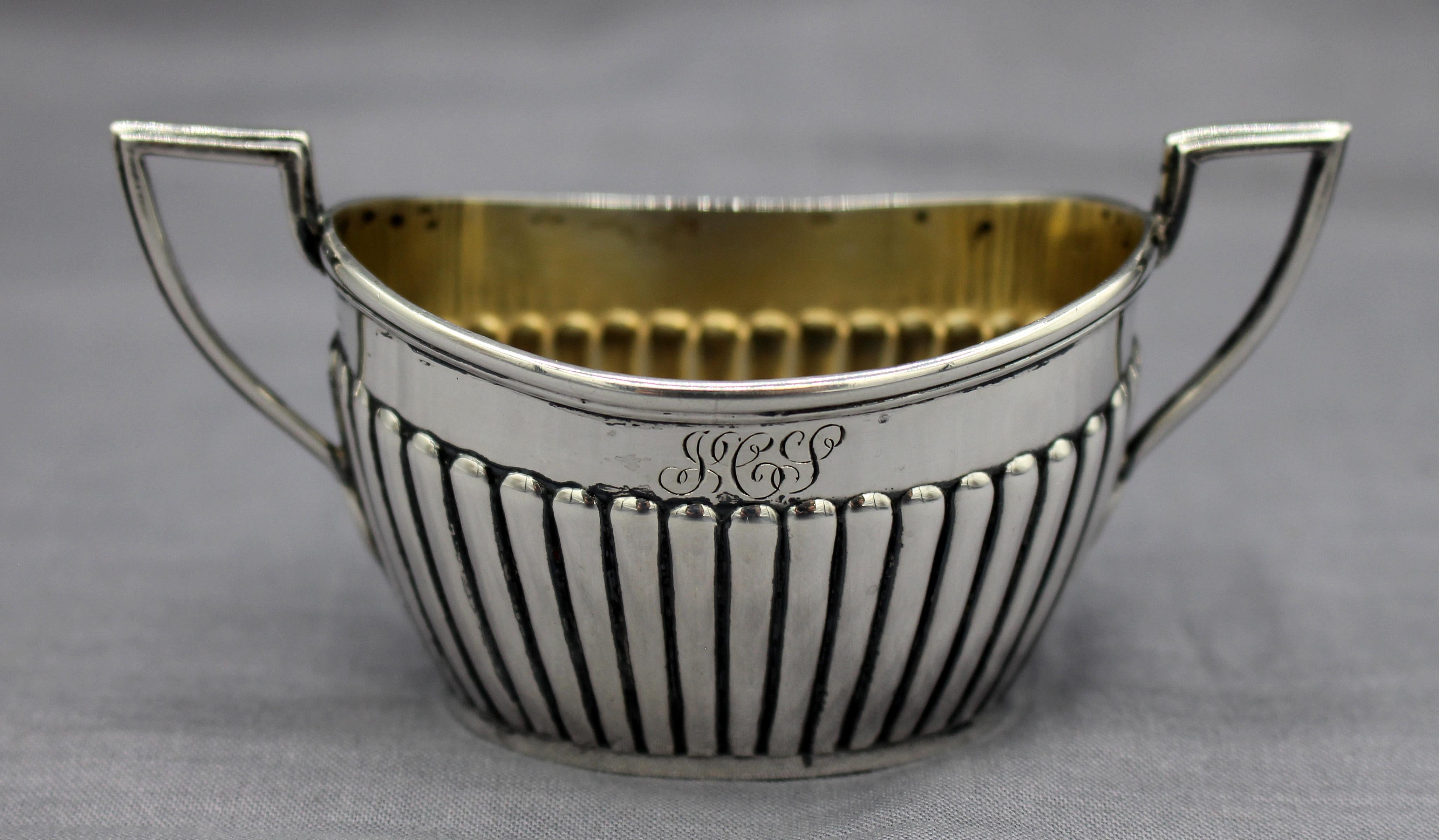 Pareja de sales maestras de plata de ley de Whiting, alrededor de 1900. Elegante diseño neoclásico con lavado dorado. Monograma: JCS. 3,10 onzas troy.
4