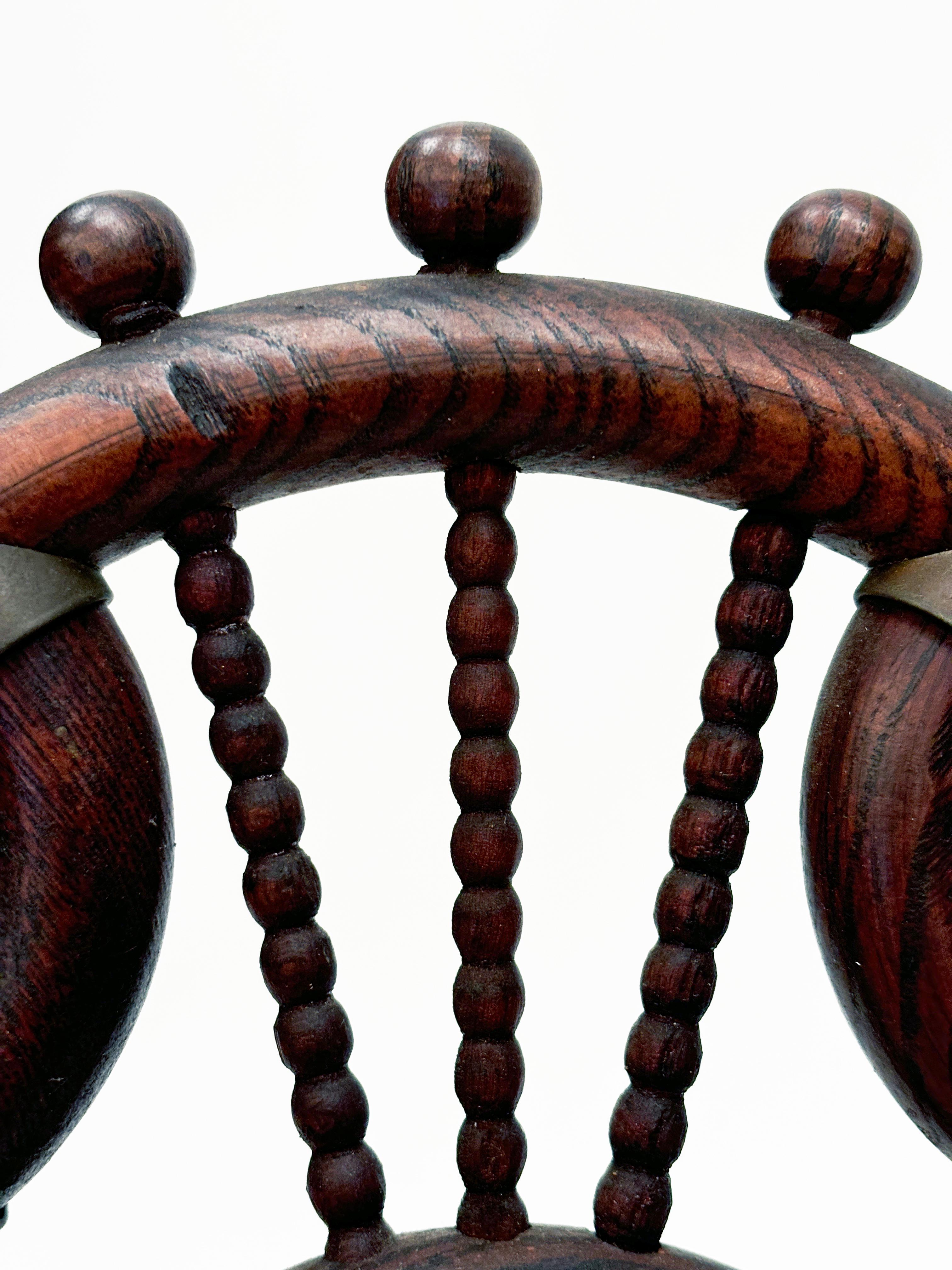 c. 1900 Victorian Oak Sticks and Ball Ornate Easel Stand en vente 5