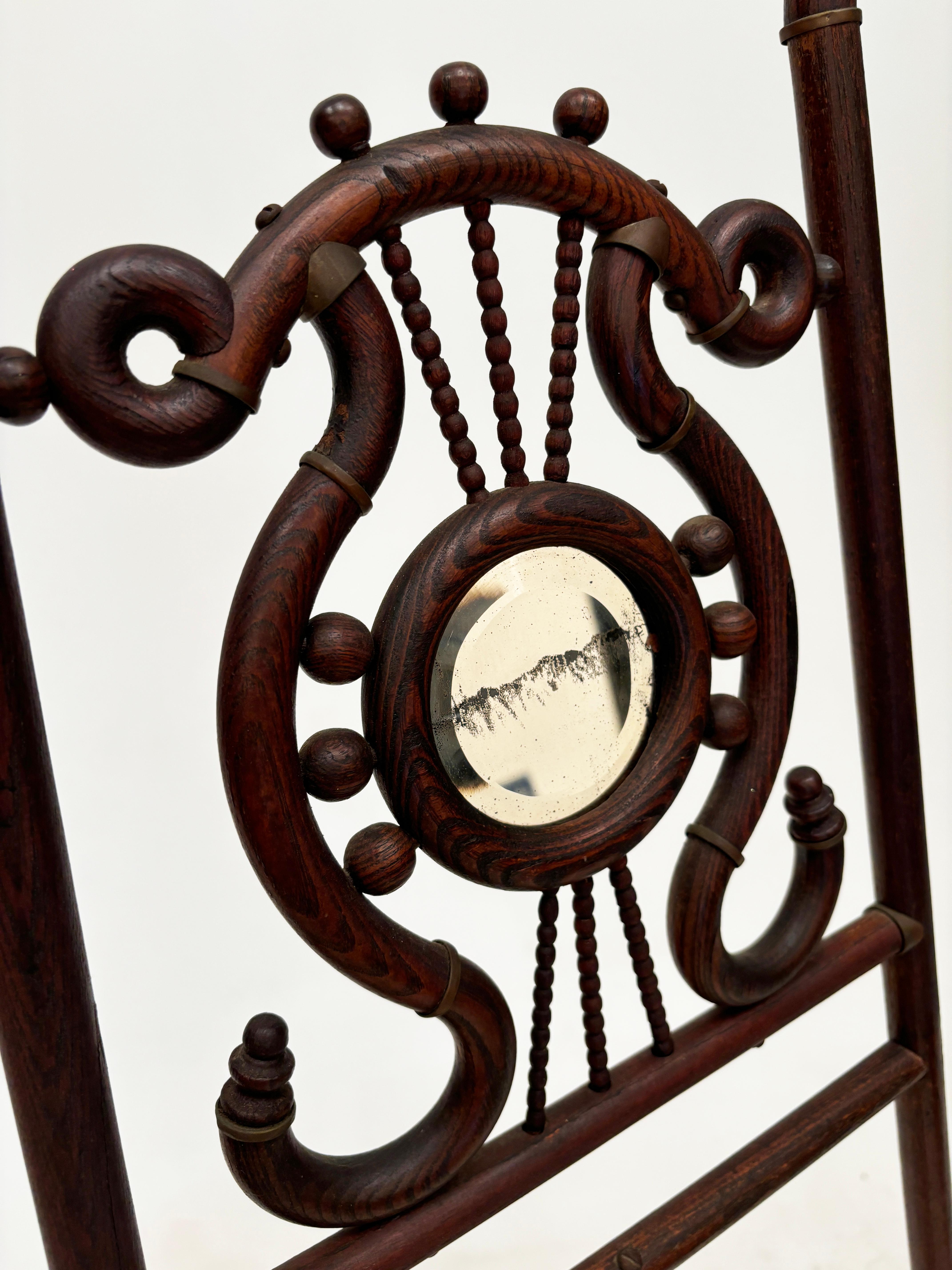 c. 1900 Victorian Oak Sticks and Ball Ornate Easel Stand Bon état - En vente à Louisville, KY