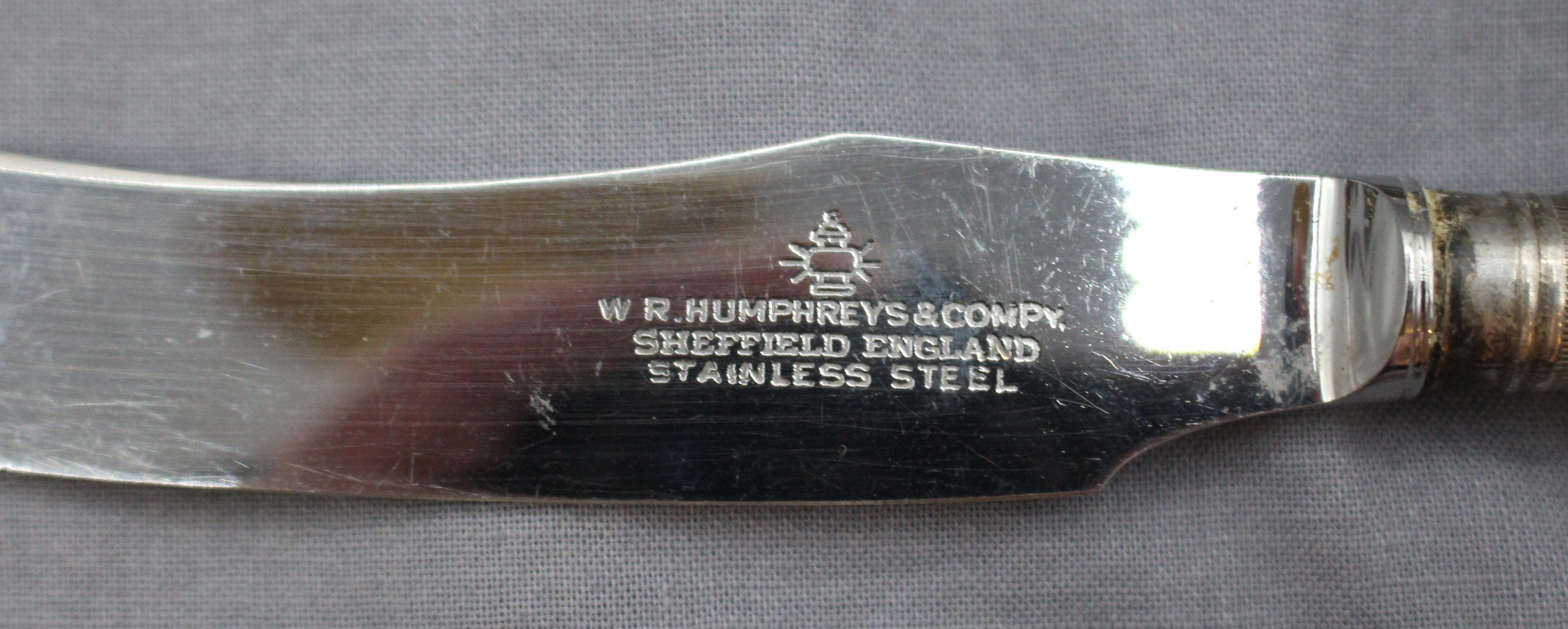 Vers 1900, service à poisson en coffret pour 6 personnes par WR Humphreys & Co, Sheffield, Angleterre. Poignées en bois de cerf, viroles et capuchons en acier inoxydable et argenté. L'étui original en fausse peau de serpent présente une usure