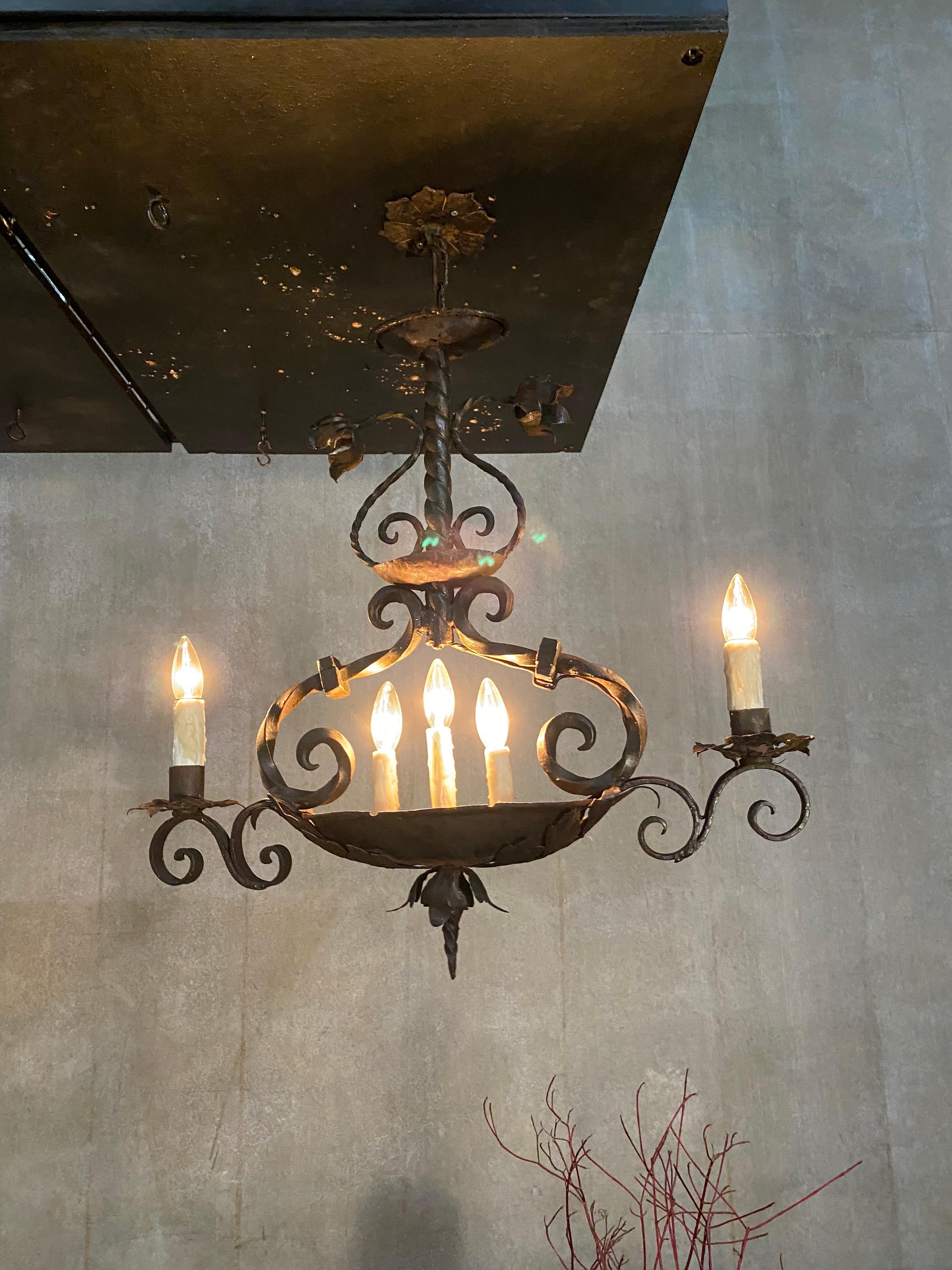 Iron chandelier with unique narrow positioning and cluster lights in centre and easy ceiling mount plate for easy install. This is a fully functional light fixture.

A nice linear piece of the period ..Acquired from a private collection.