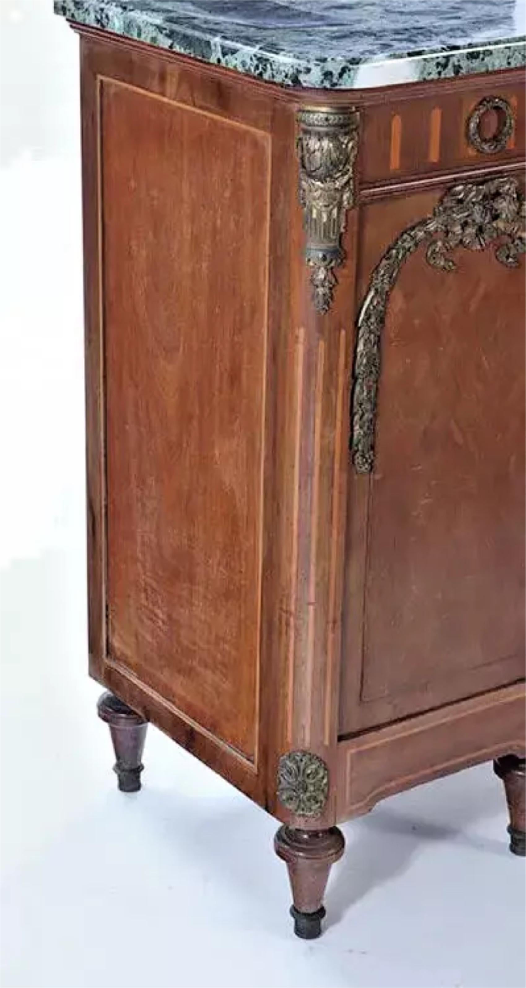 Stupéfiant C.C. 1900 Antique Français Monté sur Bronze, Dessus Marbre, Porte Miroir, Serveur !!

Serveur ancien, français, monté en bronze, plateau en marbre,  Porte centrale en miroir, C 1900, 20e siècle !

Cette desserte ancienne est un véritable