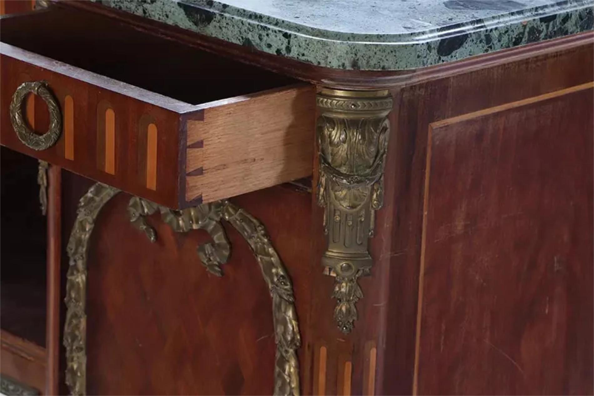 Ancien service français des années 1900, monté en bronze, dessus en marbre, porte en miroir, serveur Bon état - En vente à Austin, TX