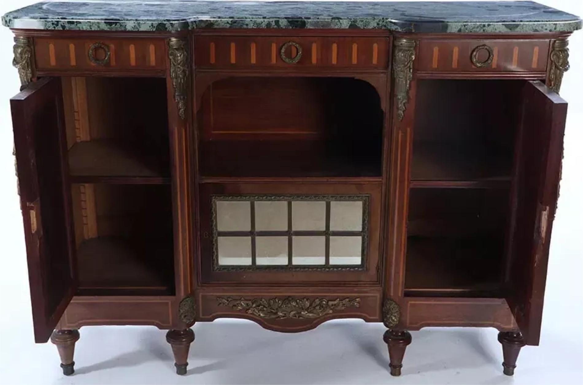 20ième siècle Ancien service français des années 1900, monté en bronze, dessus en marbre, porte en miroir, serveur en vente