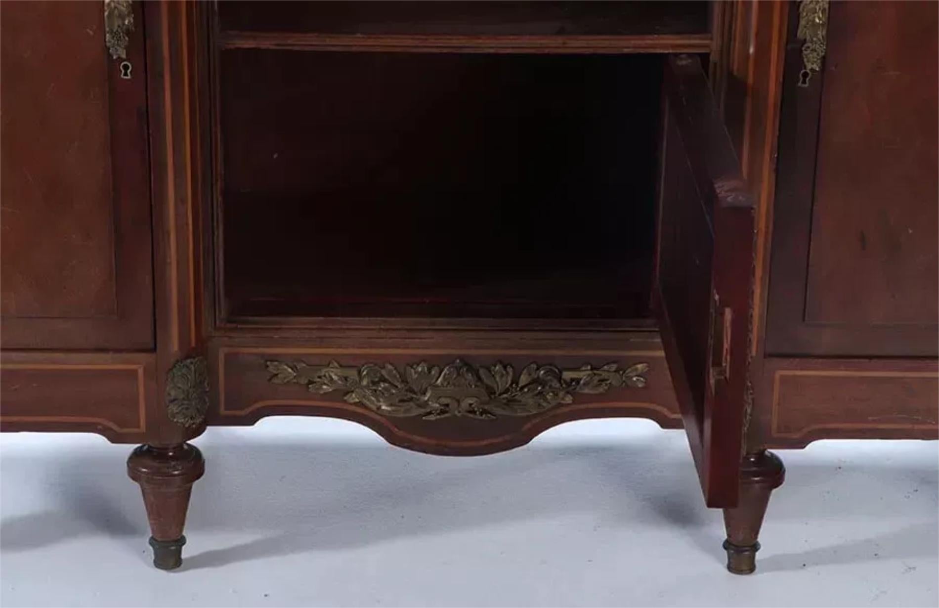 Bronze Ancien service français des années 1900, monté en bronze, dessus en marbre, porte en miroir, serveur en vente