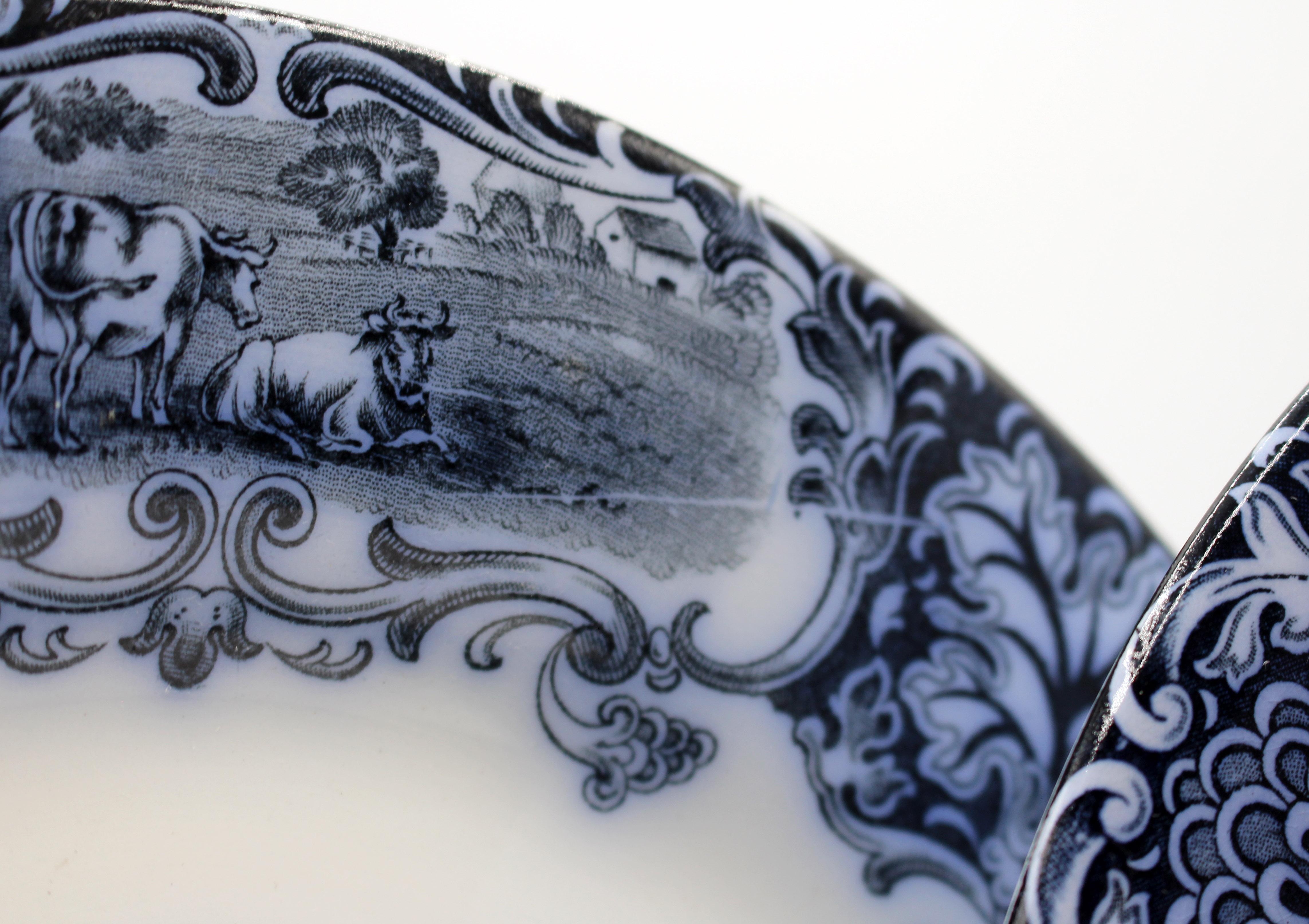 20th Century C. 1908 Pair of English Wedgwood Cows Flow Blue Pattern Plates For Sale