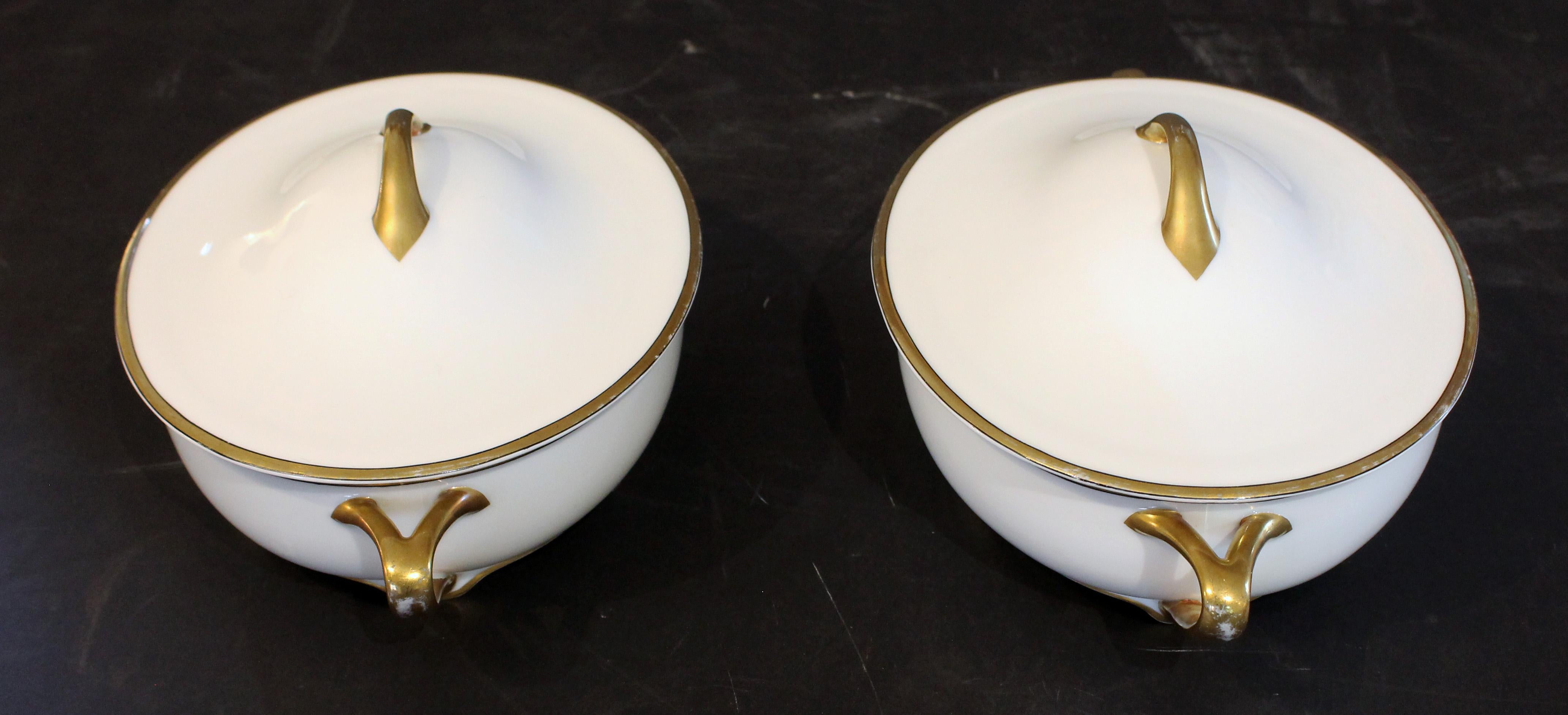 Vers 1915-30, paire de légumiers couverts, design Donatello de Rosenthal. Art Nouveau-Art Déco. Rare décor de bandes dorées et onyx. Légère usure due à l'usage et à l'âge.
12,5