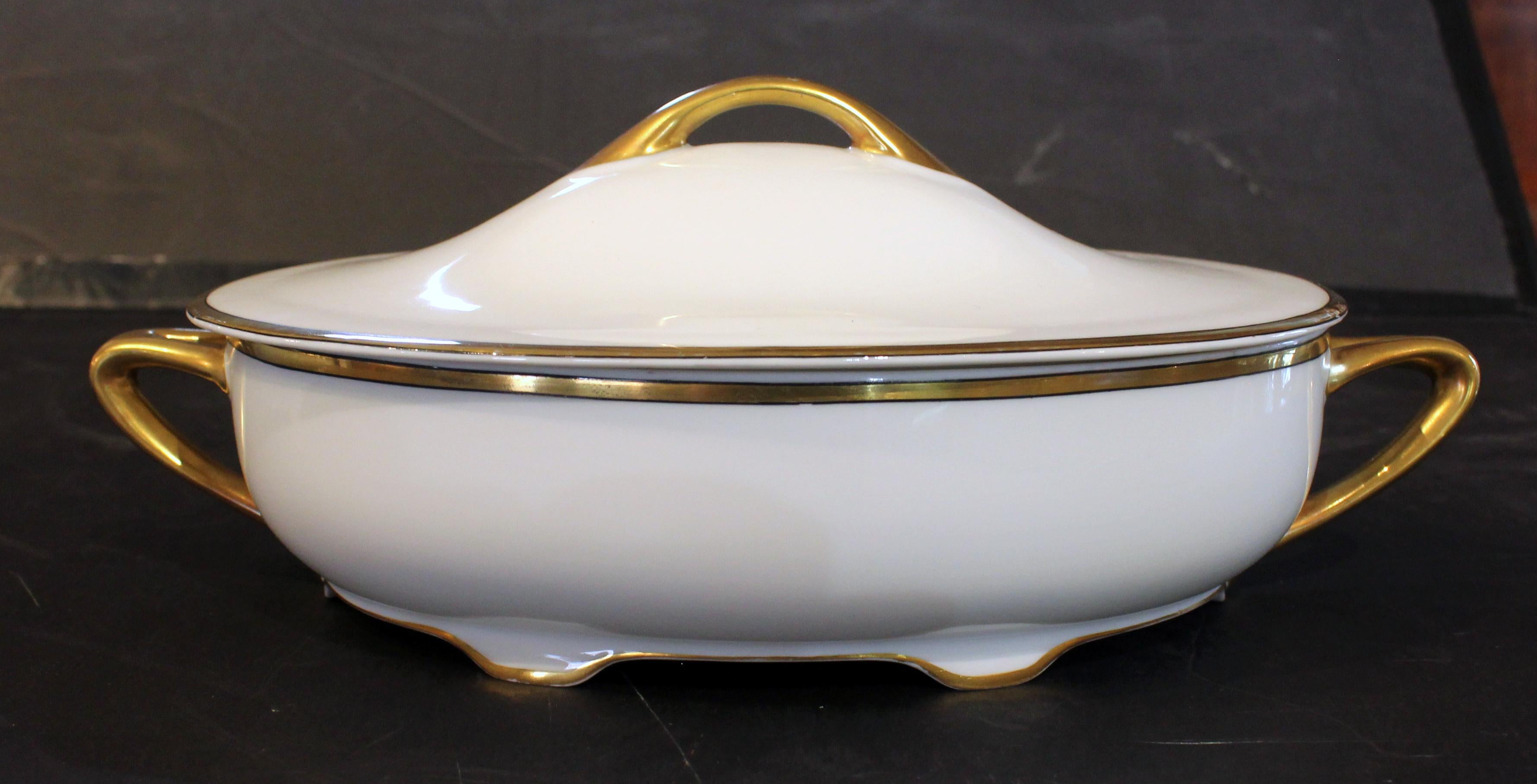 Art déco c. 1915-30 Paire de plats à légumes couverts au design 