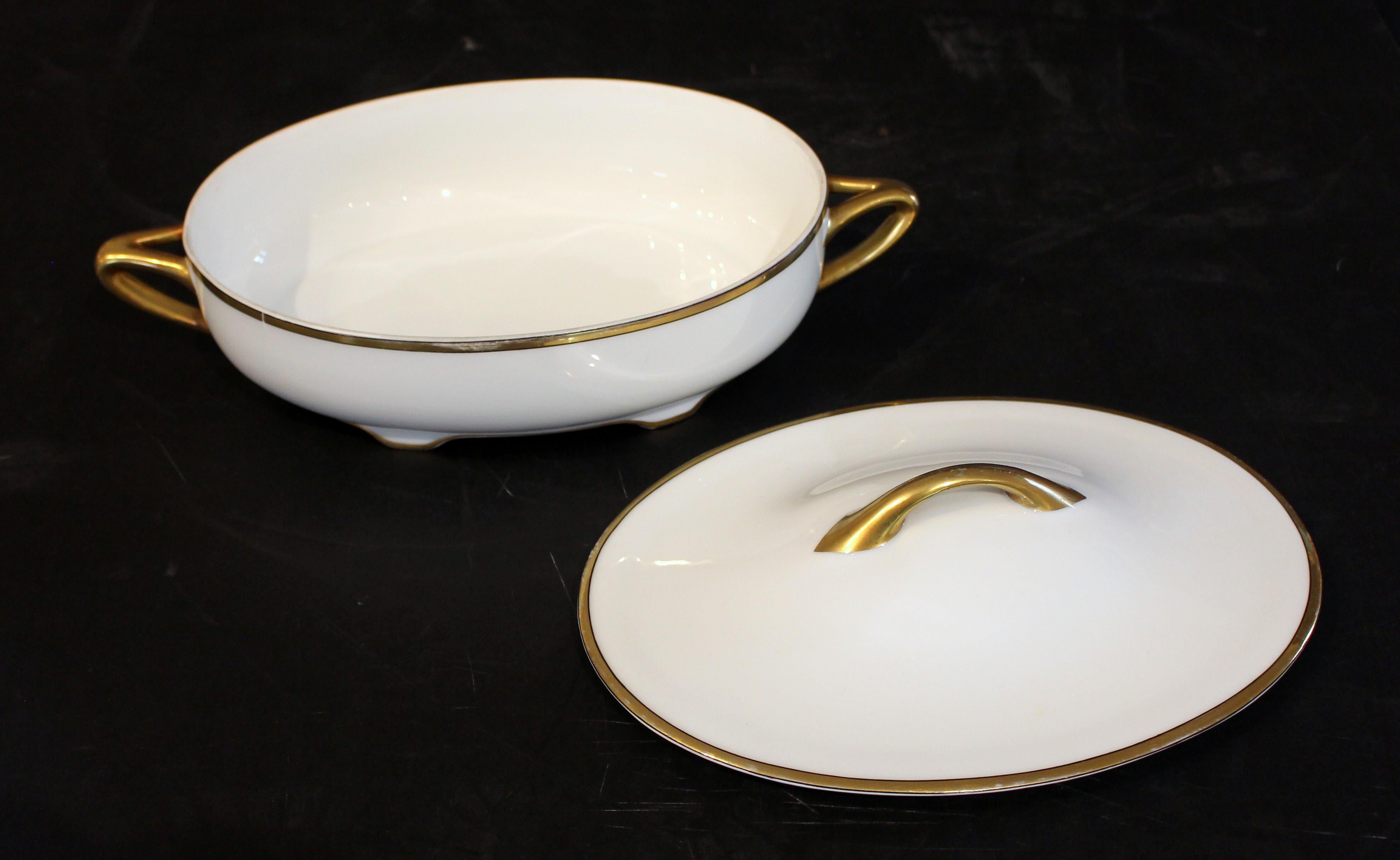 Allemand c. 1915-30 Paire de plats à légumes couverts au design 