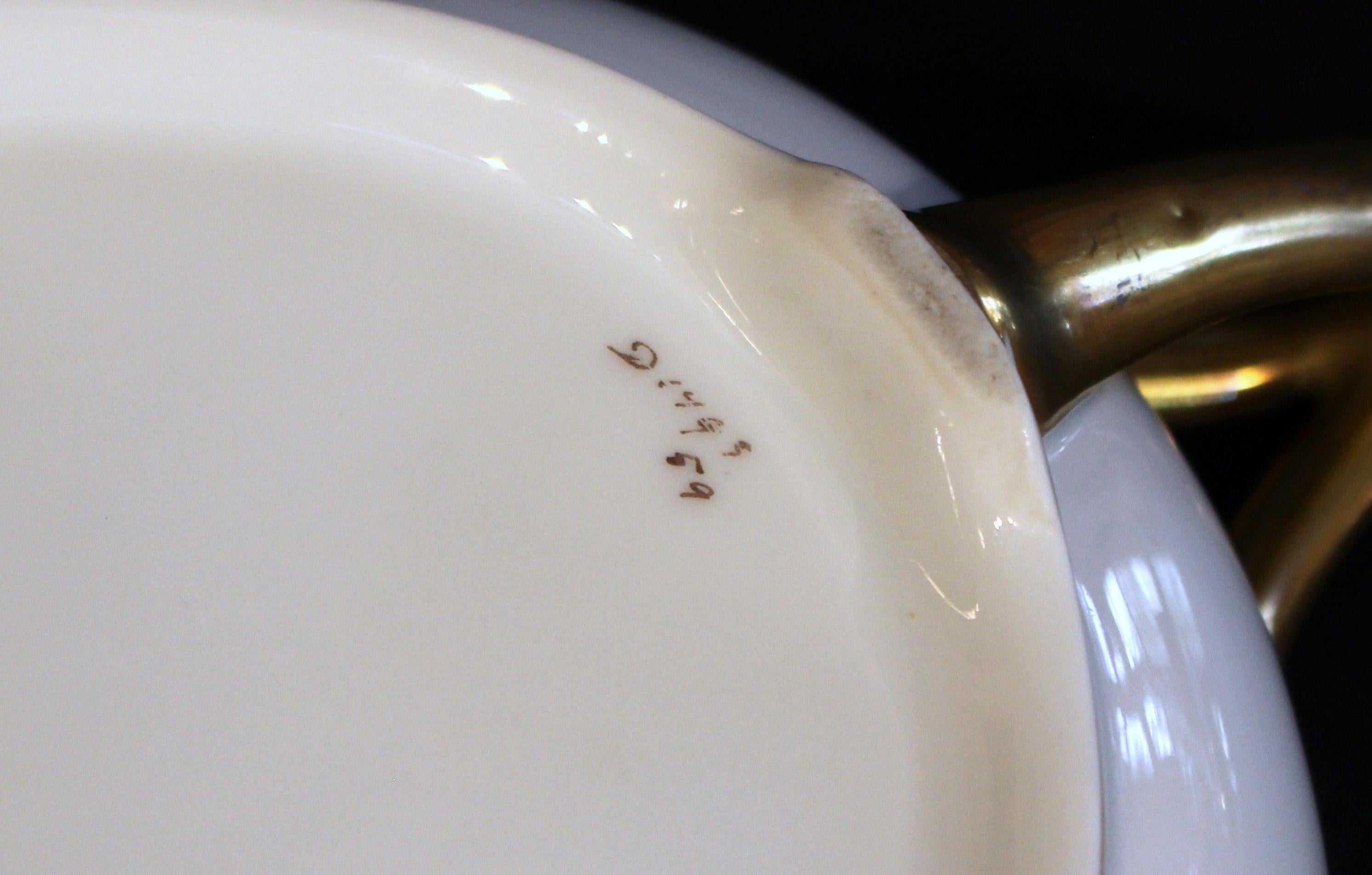 20ième siècle c. 1915-30 Paire de plats à légumes couverts au design 