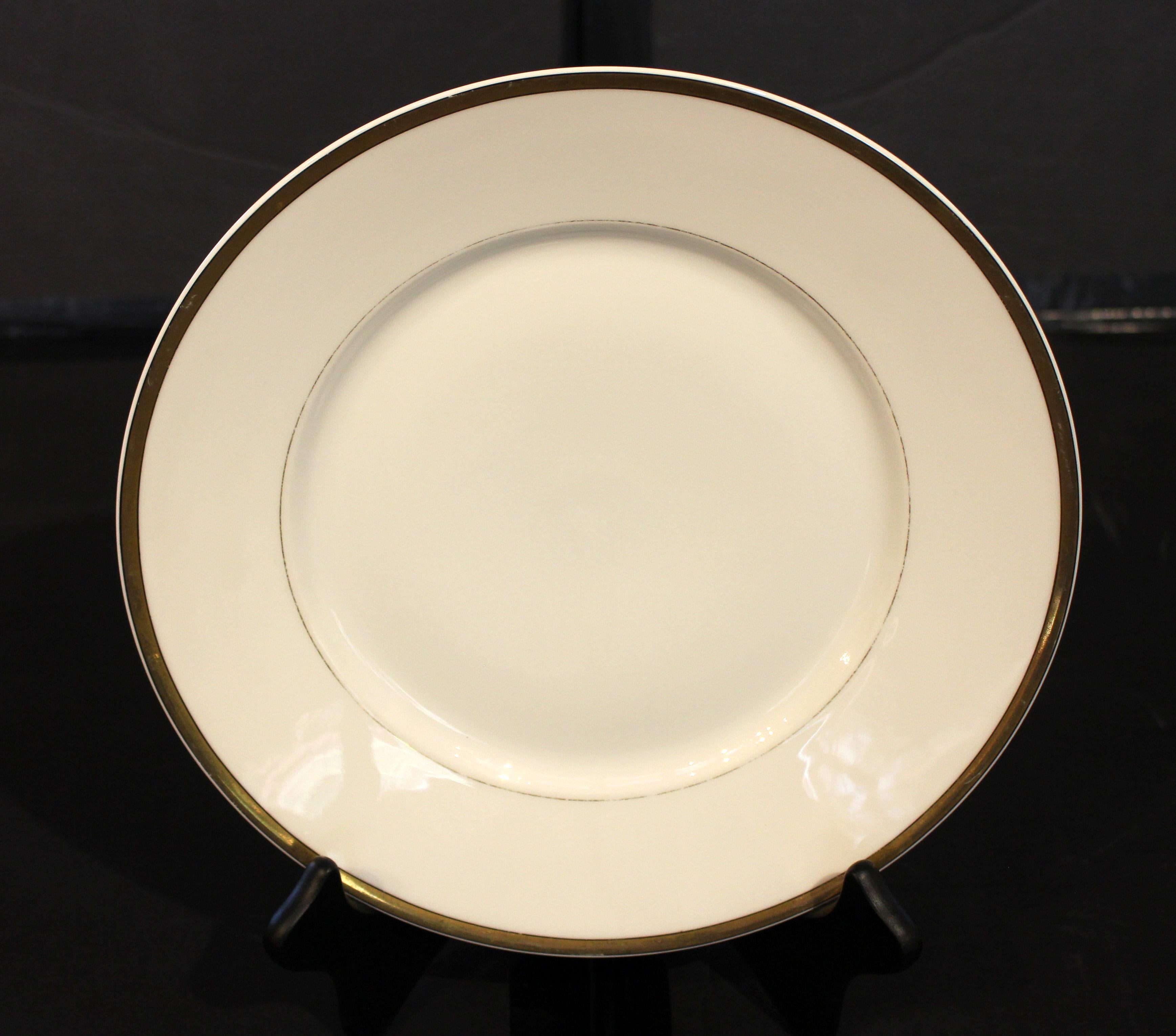 Vers 1915-30, ensemble de 10 assiettes à dîner, motif Donatello de Rosenthal. Art Nouveau-Art Déco. Rare décor de bandes dorées et onyx. Légère usure due à l'usage et à l'âge.
10