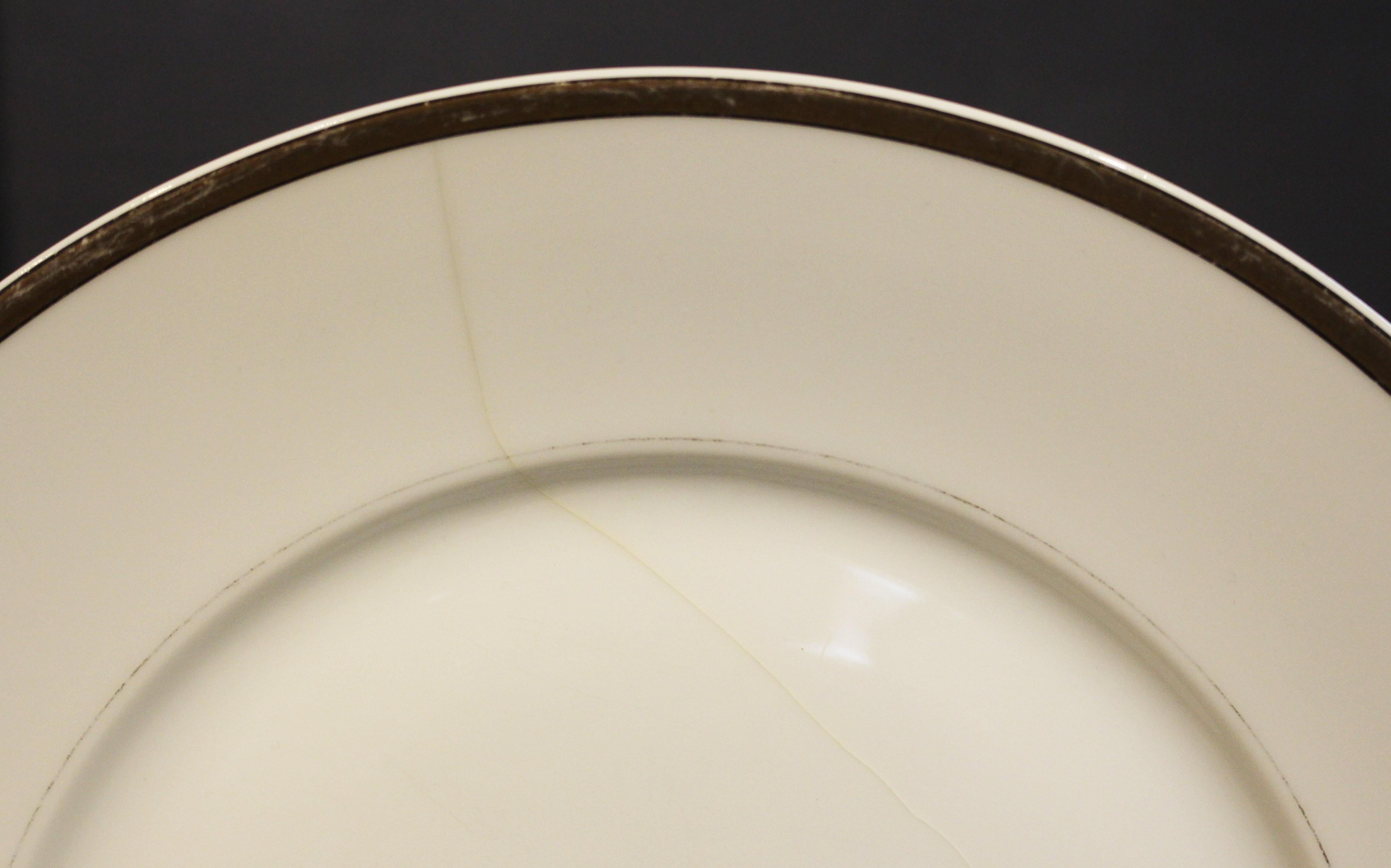 c. 1915-30 Ensemble de 10 assiettes plates au design 