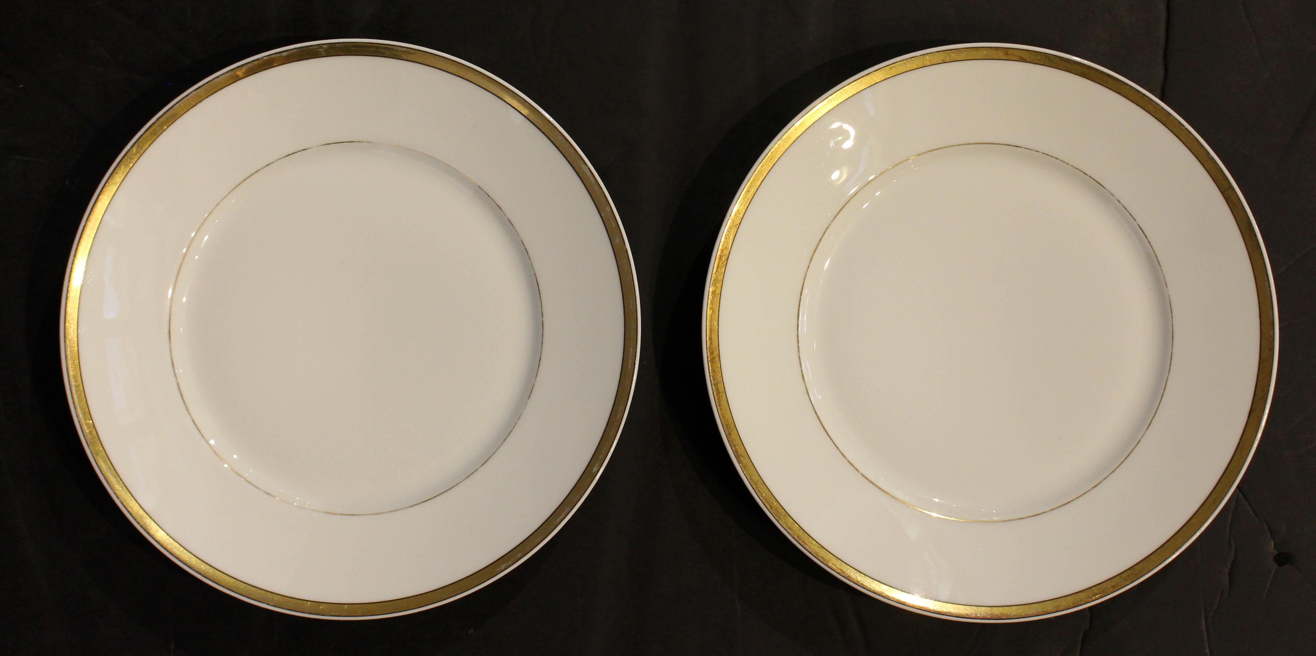 Circa 1915-30 Juego de 18 platos de ensalada o postre, diseño Donatello de Rosenthal. Art Nouveau-Art Déco. Rara decoración de bandas doradas y ónice. Ligero desgaste acorde con el uso y la edad.
7 5/8