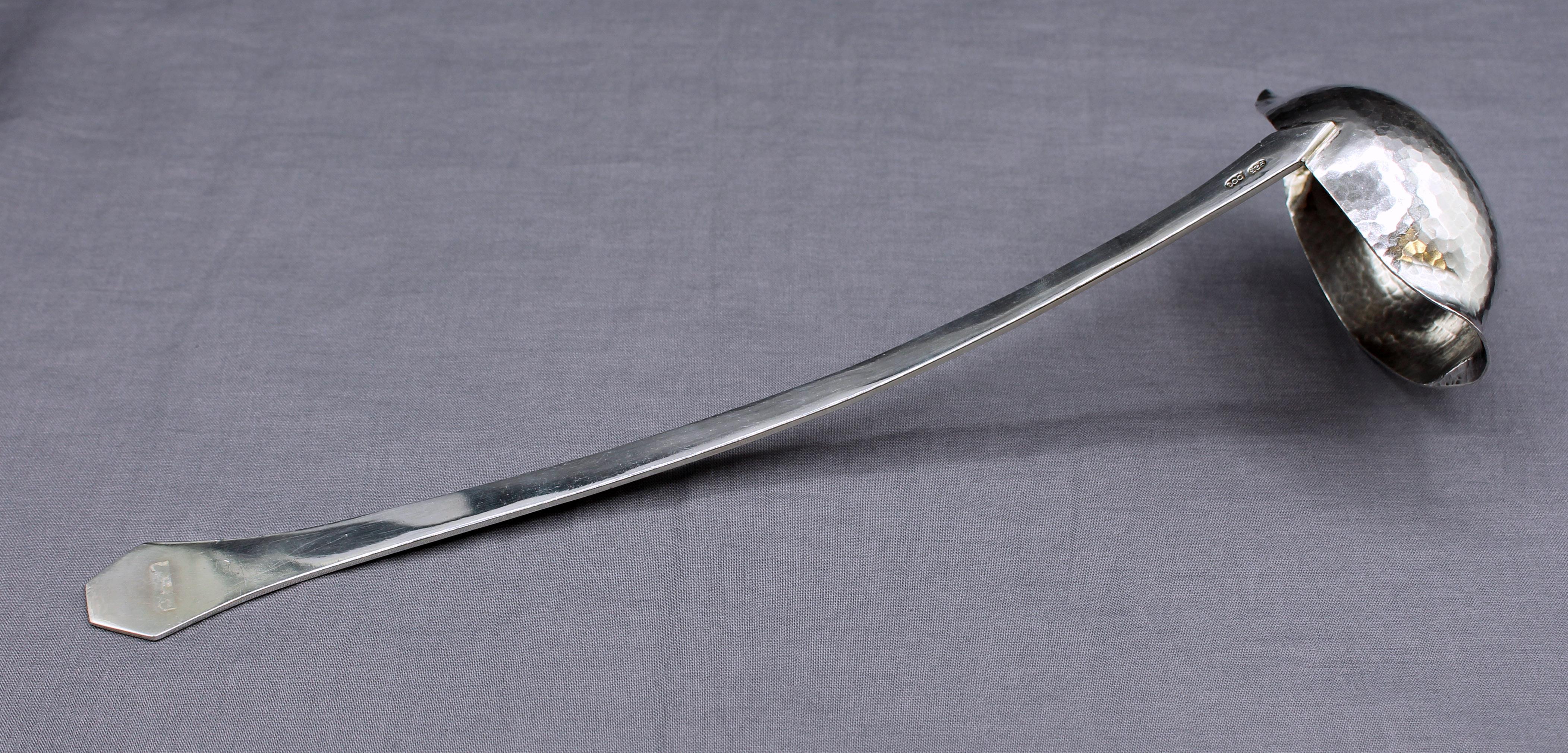 Mestolo in argento massiccio Art Deco americano degli anni 1920-30 circa. Esemplare estremamente desiderabile, lavorato a mano. 925 in forma ovale e 000 in forma di barca. 12,75