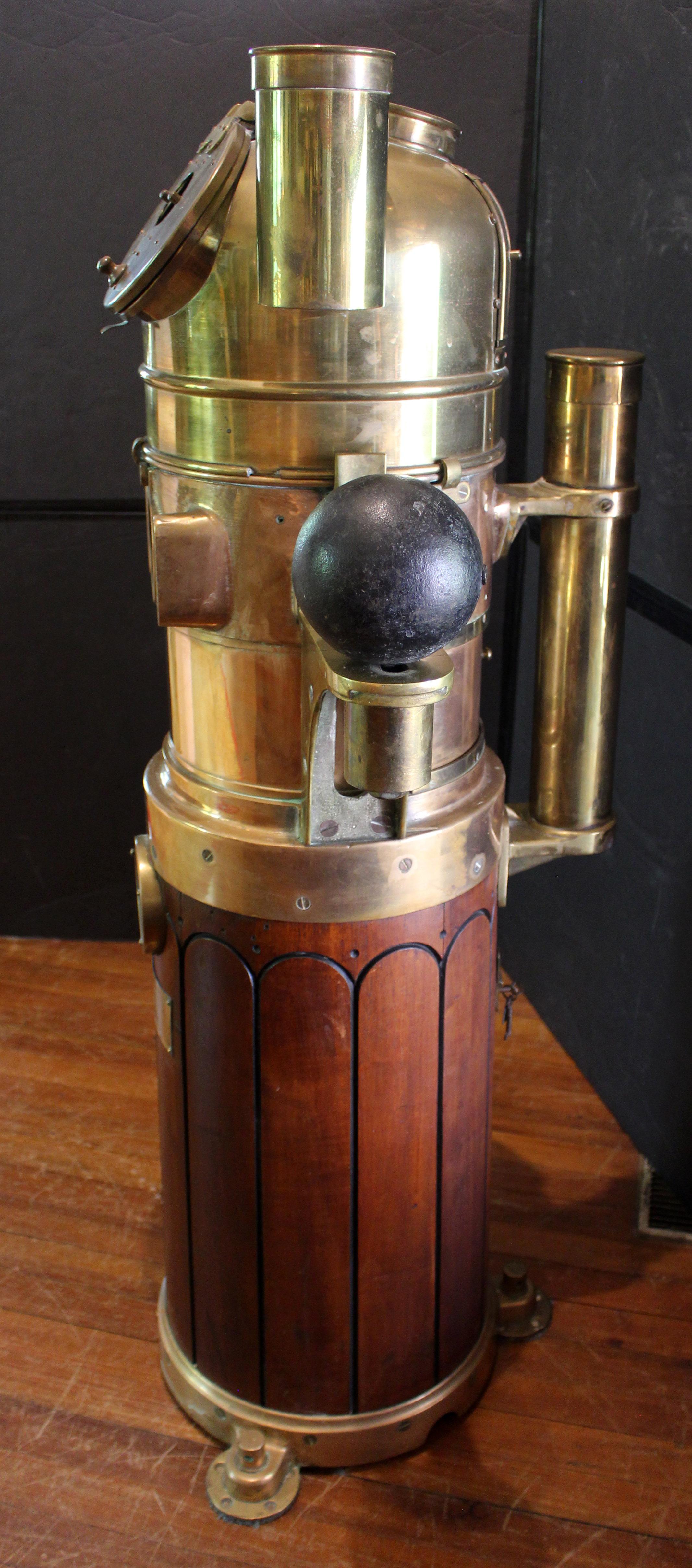 CIRCA 1920-40 Sockel aus Teakholz und Messing, Englisch. Ein außergewöhnlich schönes Exemplar von Kelvin, Bottomley & Baird, Ltd, gegründet 1913. Mit Öllaternen (ohne Gehäuse) konnte der Schiffsführer Tag und Nacht durch die raueste See fahren.
