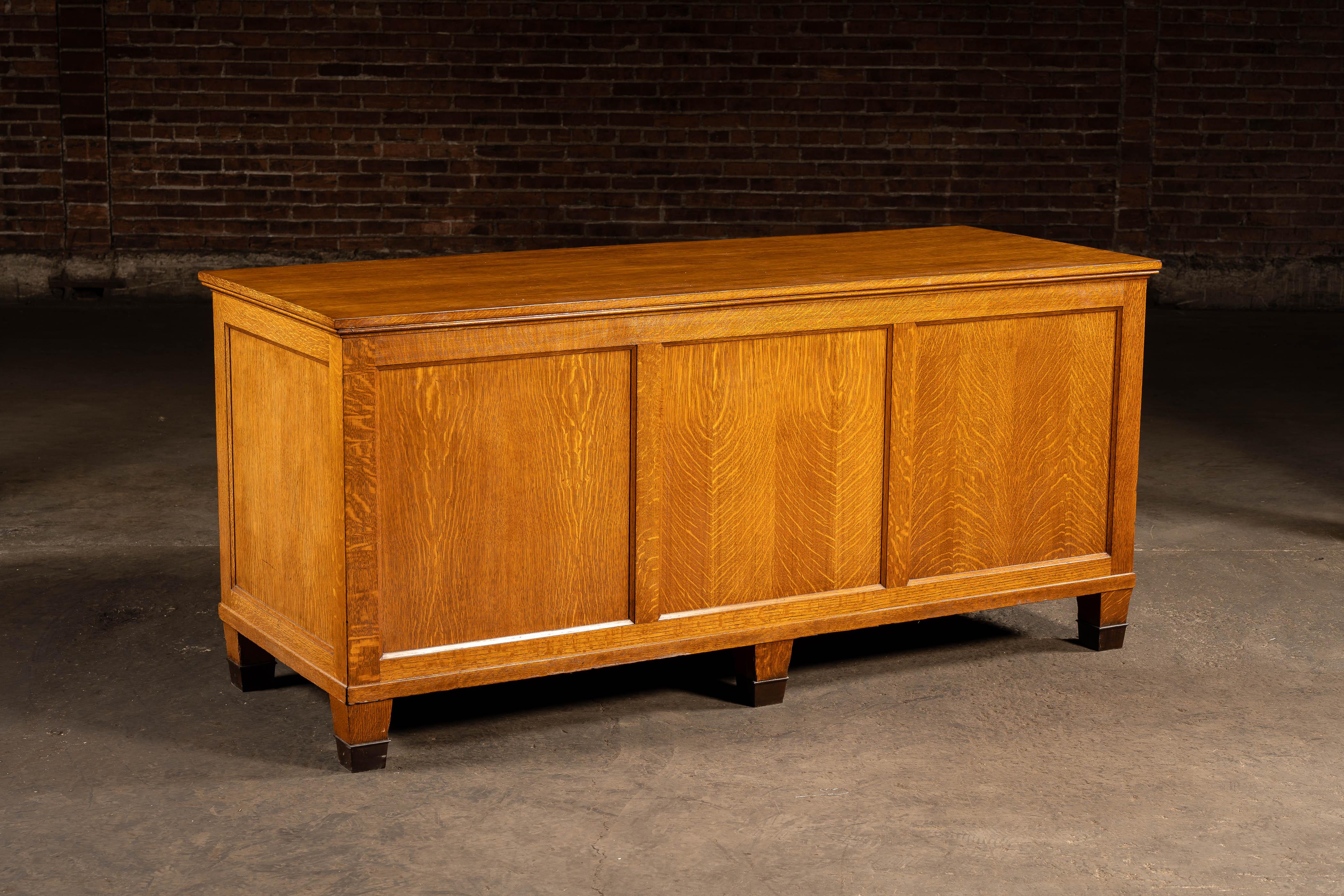 Quercia c. Isola da cucina Barrister del 1920, arte e artigianato in vendita