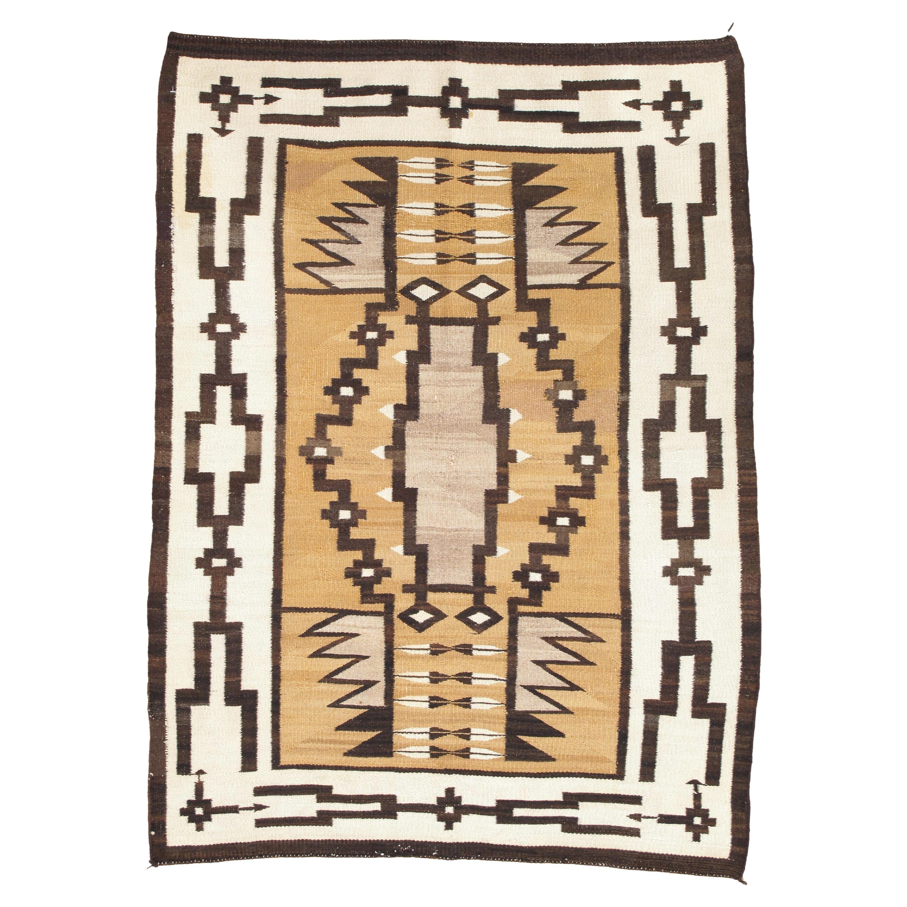C. 1920 Feiner Navajo Teppich 3'6" x 4'9" Antike amerikanische Südwest Geometrische Weberei