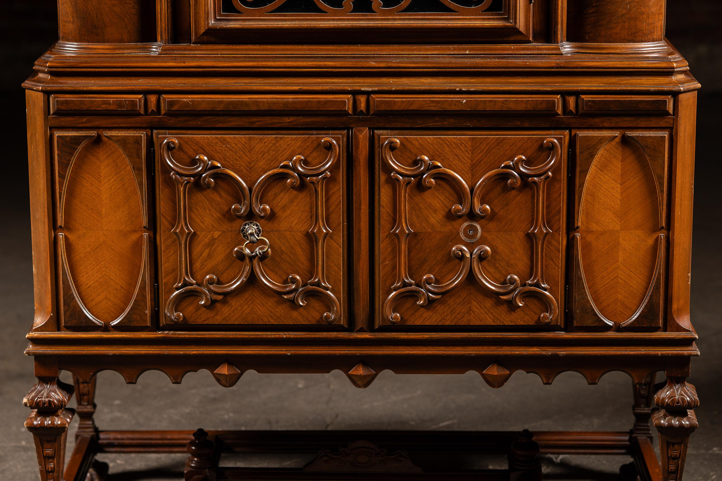 c. 1920 Rococo Revival Arched-Top Cabinet in vendita 3