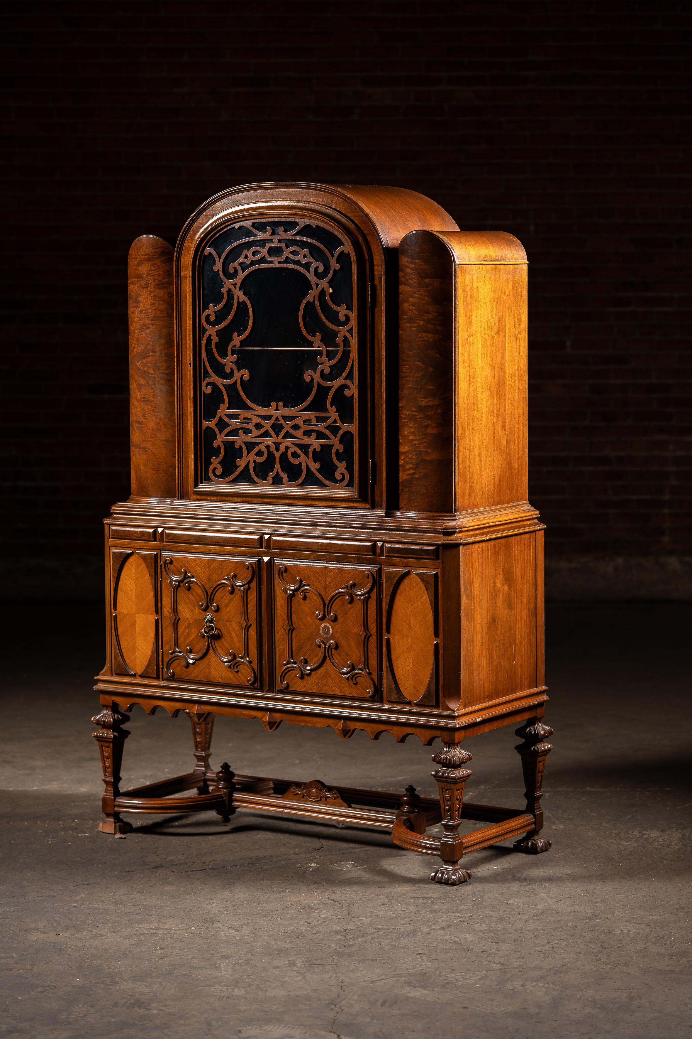 c. 1920 Rococo Revival Arched-Top Cabinet in vendita 4