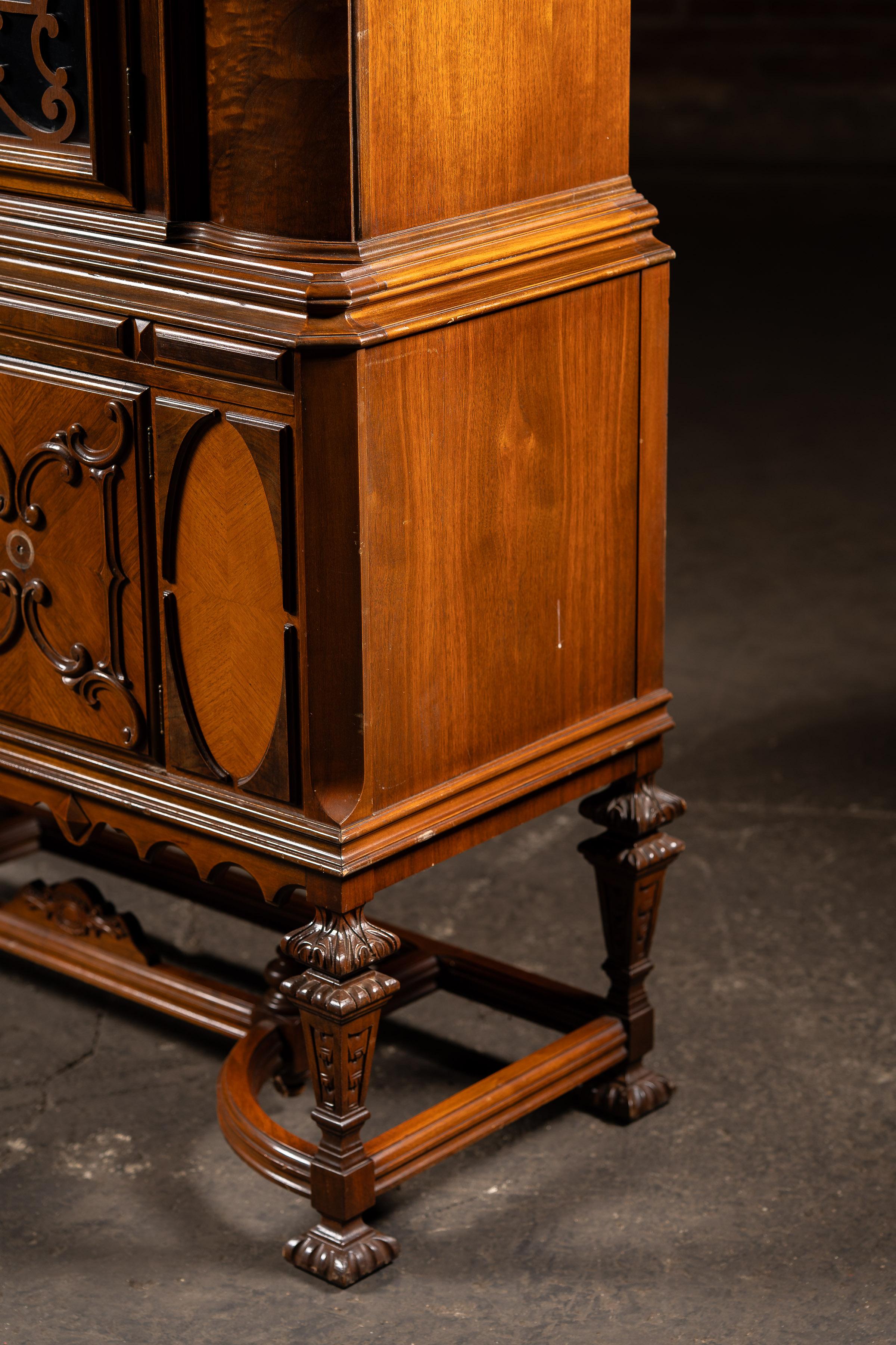 c. 1920 Rococo Revival Arched-Top Cabinet in vendita 5