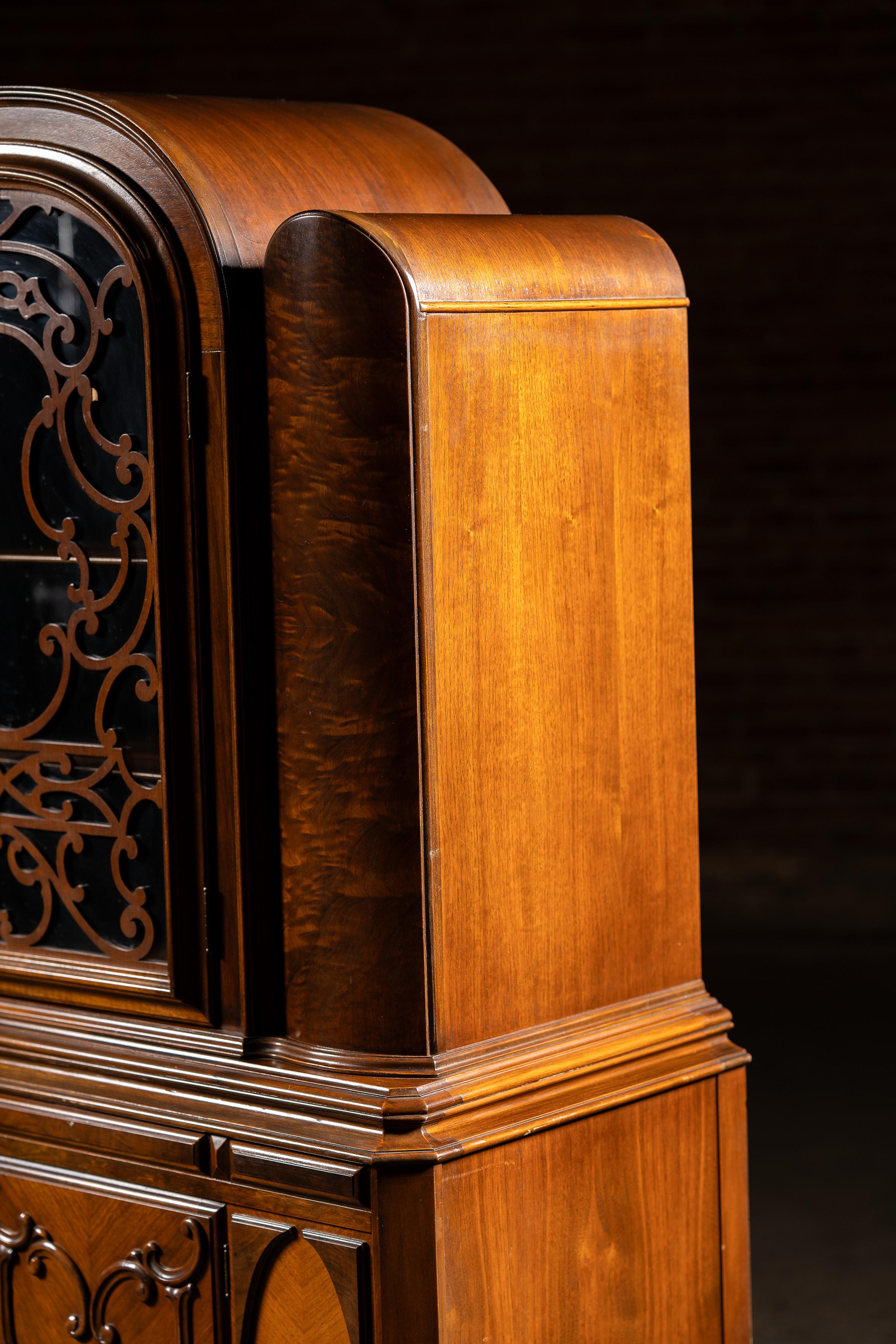 c. 1920 Rococo Revival Arched-Top Cabinet in vendita 6