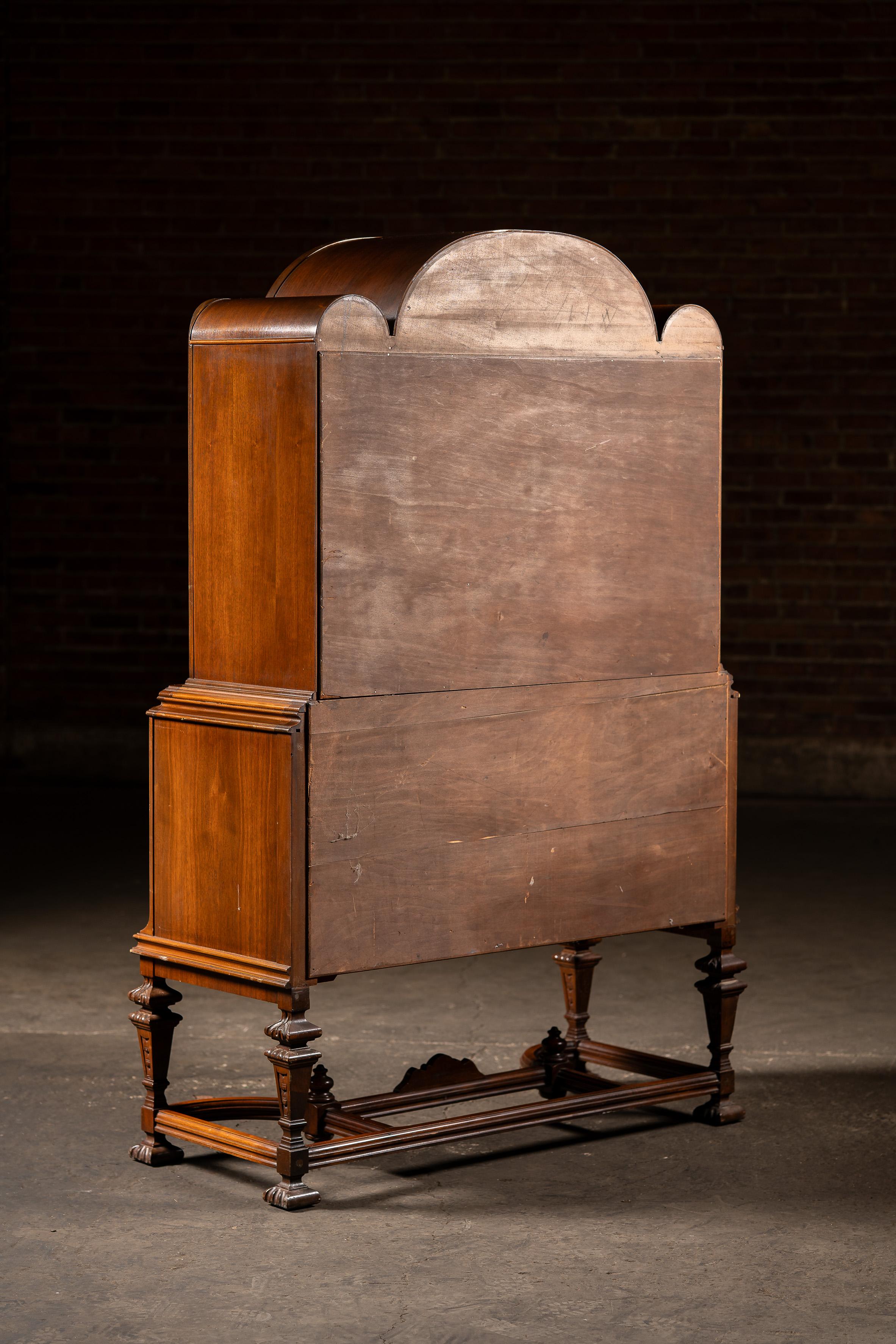 c. 1920 Rococo Revival Arched-Top Cabinet in vendita 7