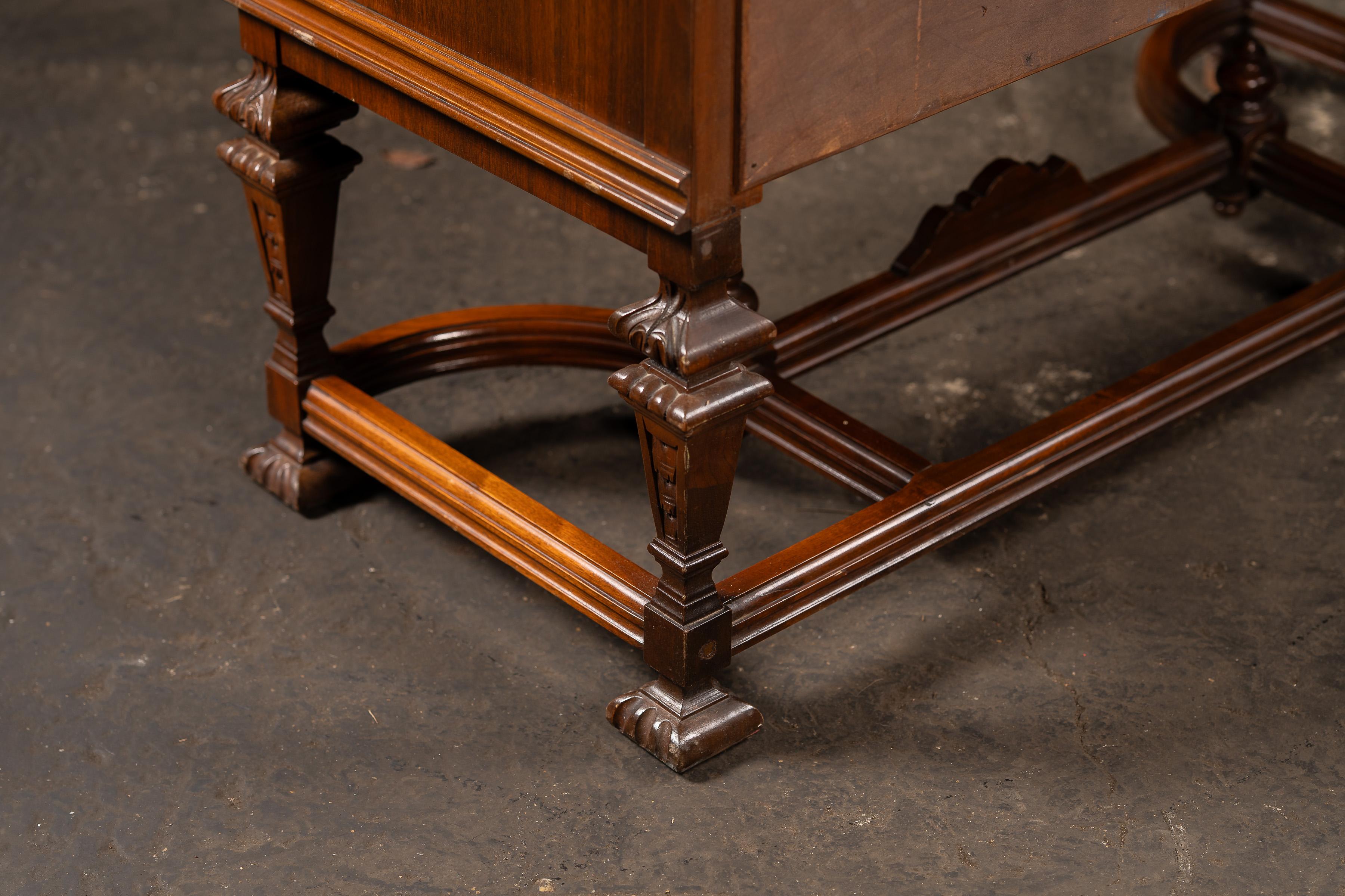 c. 1920 Rococo Revival Arched-Top Cabinet in vendita 8