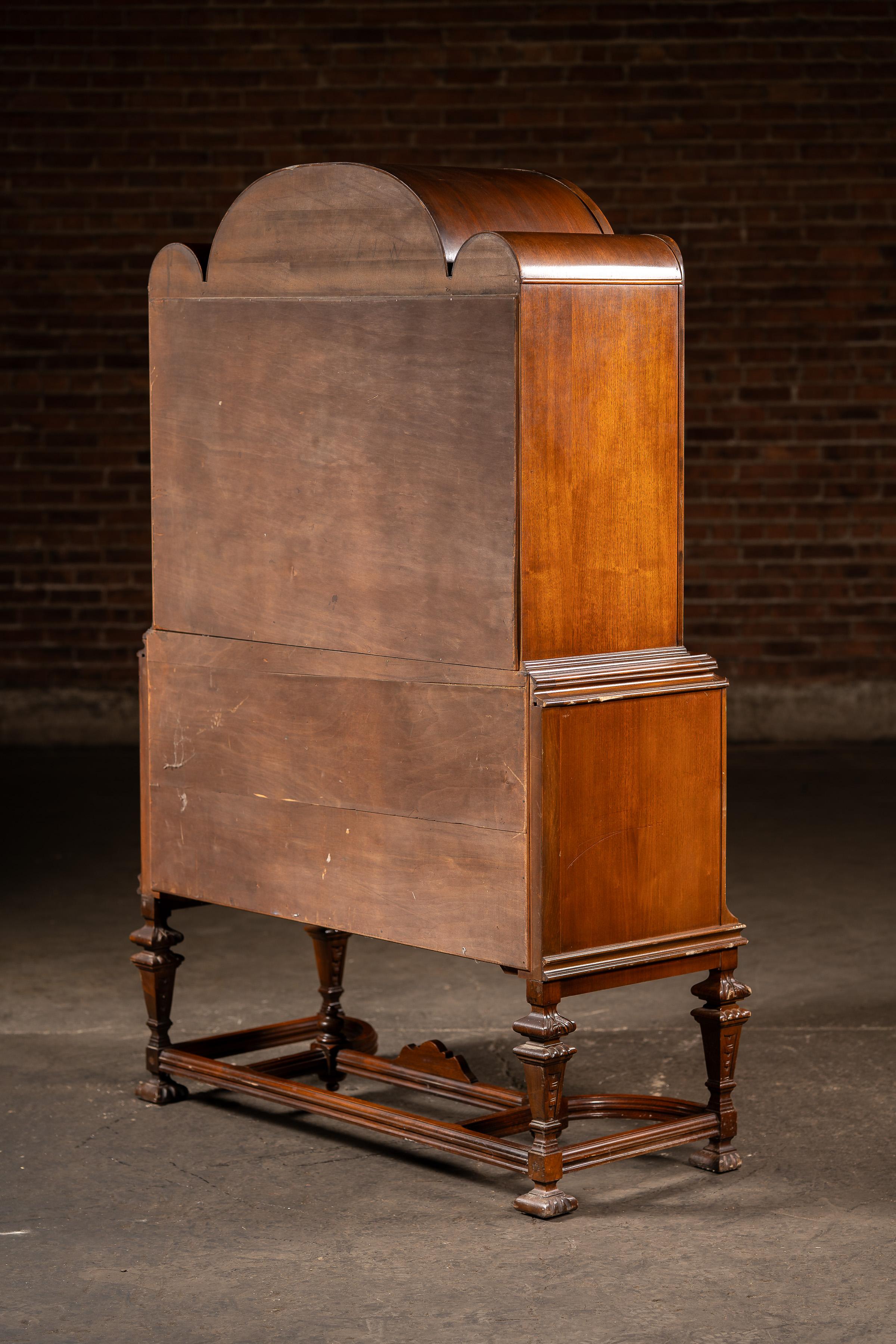 c. 1920 Rococo Revival Arched-Top Cabinet in vendita 9