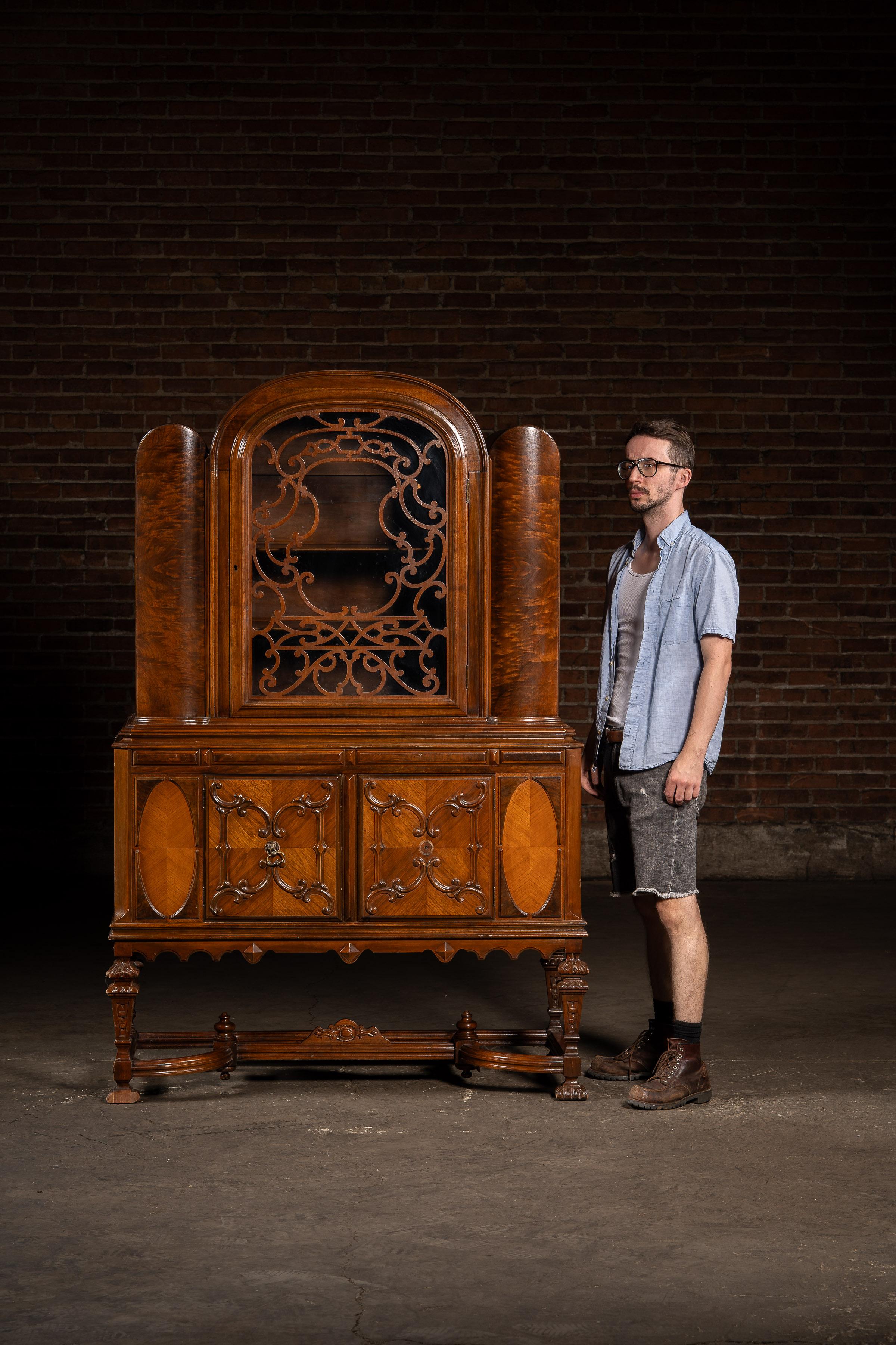 c. 1920 Rococo Revival Arched-Top Cabinet in vendita 11